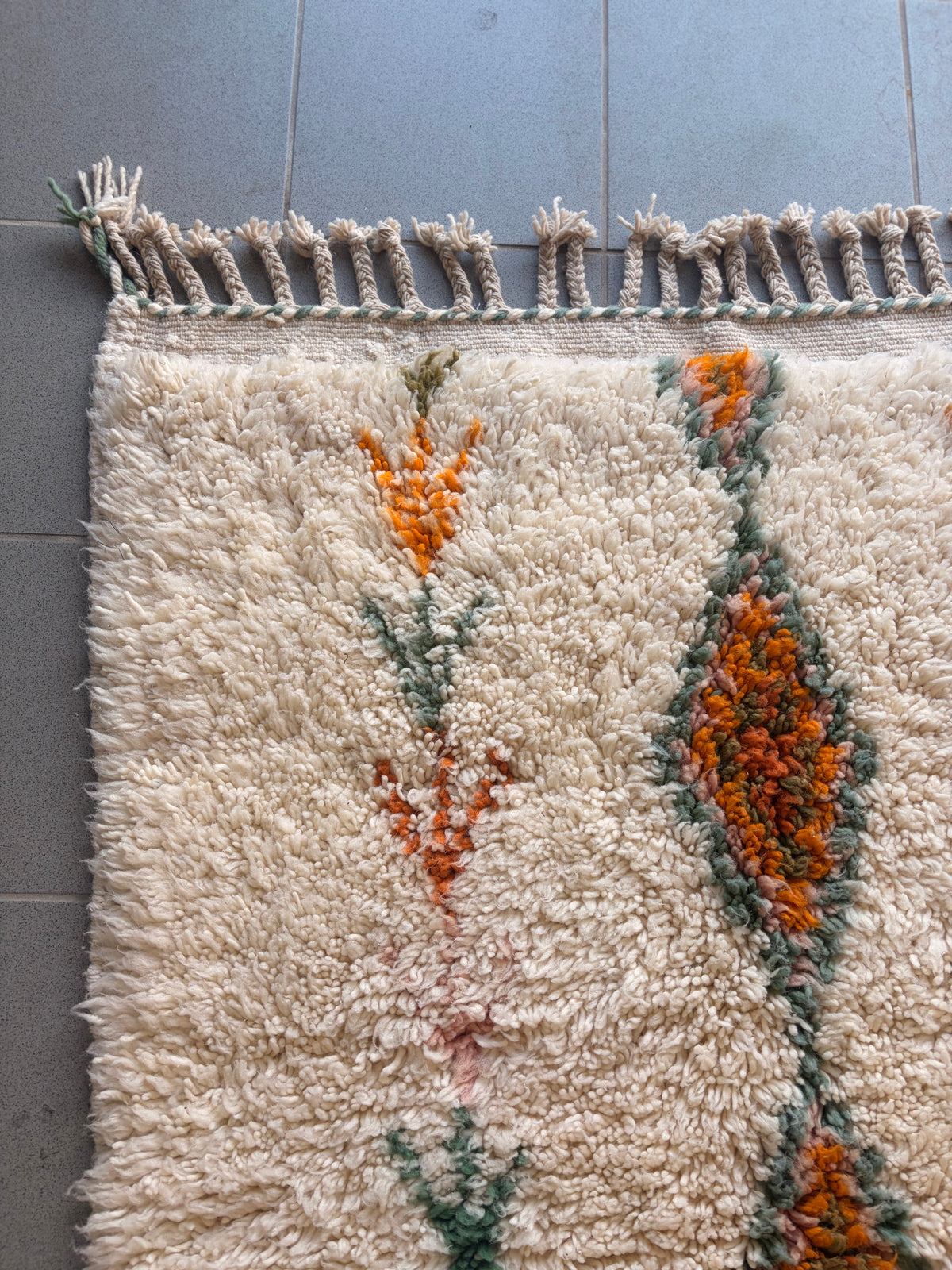 Tapis berbère Azilal en laine – Blanc, vert sauge & orange – 160 × 100 cm