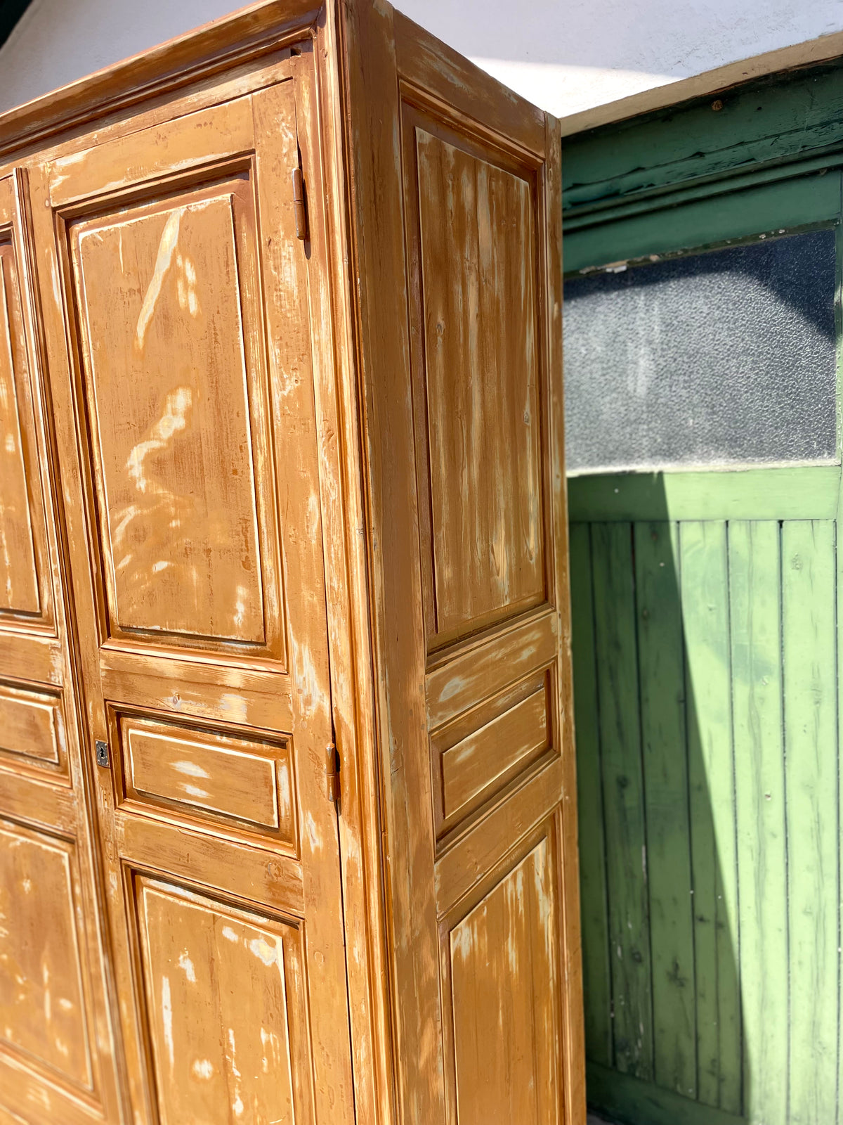 Grande armoire ancienne en bois massif – Esprit Wabi-Sabi
