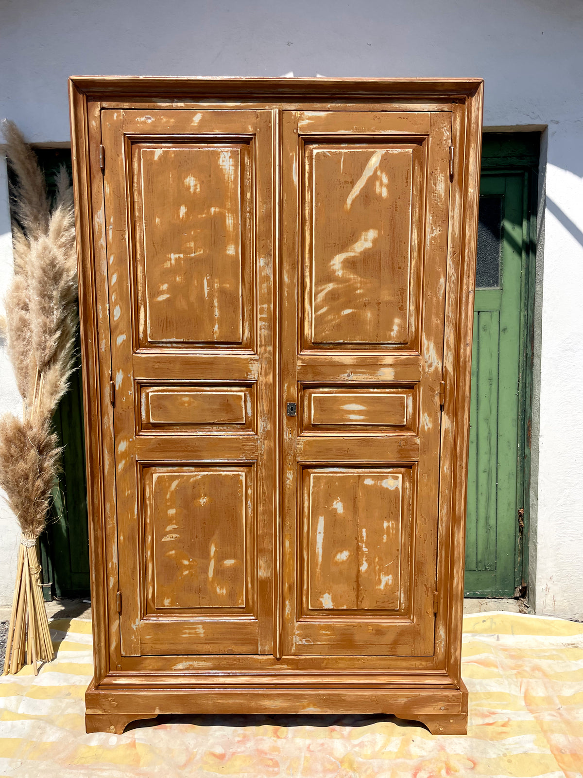 Grande armoire ancienne en bois massif – Esprit Wabi-Sabi