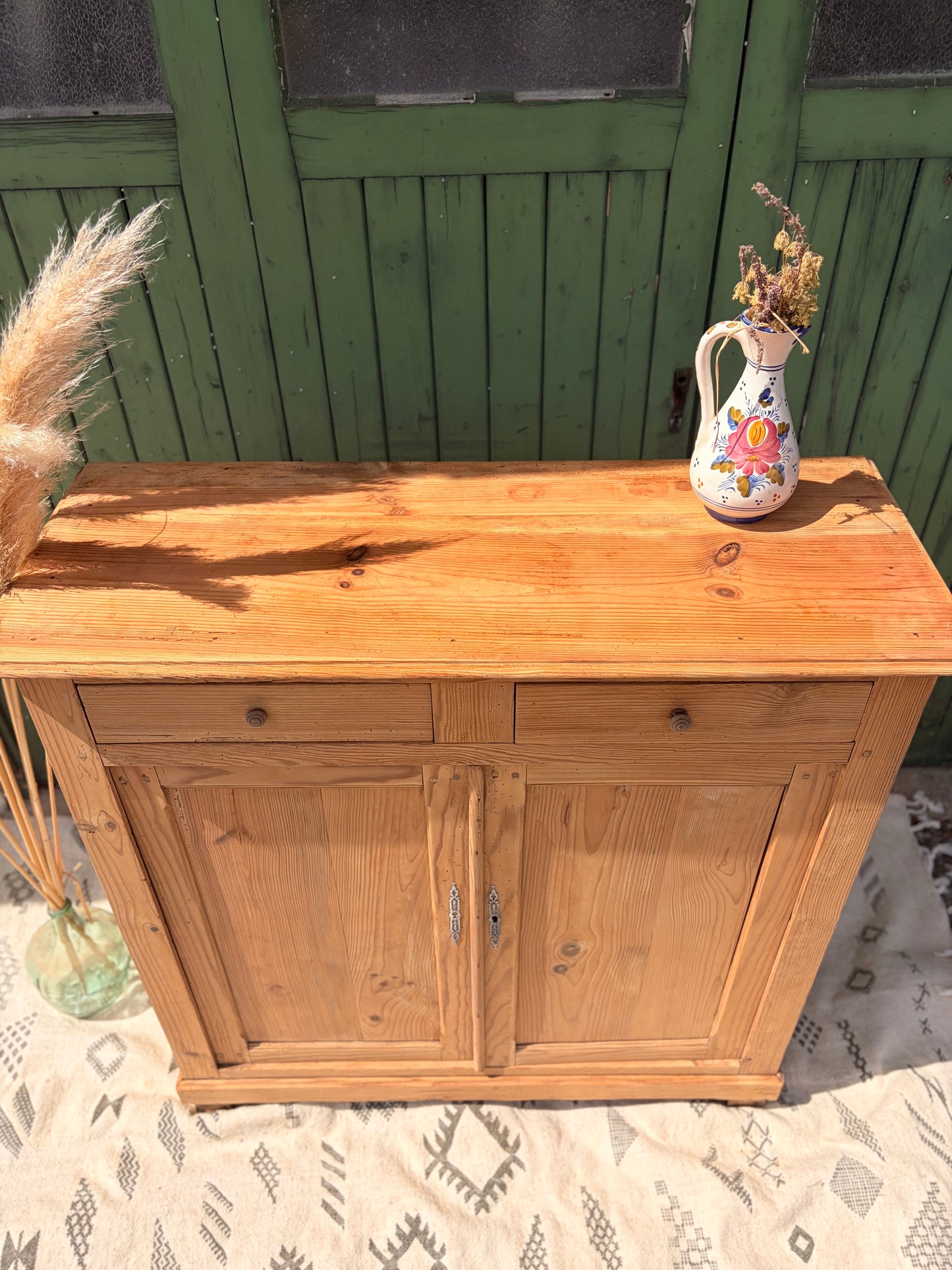 Buffet parisien vintage en bois brut décapé - 2 portes et 2 tiroirs