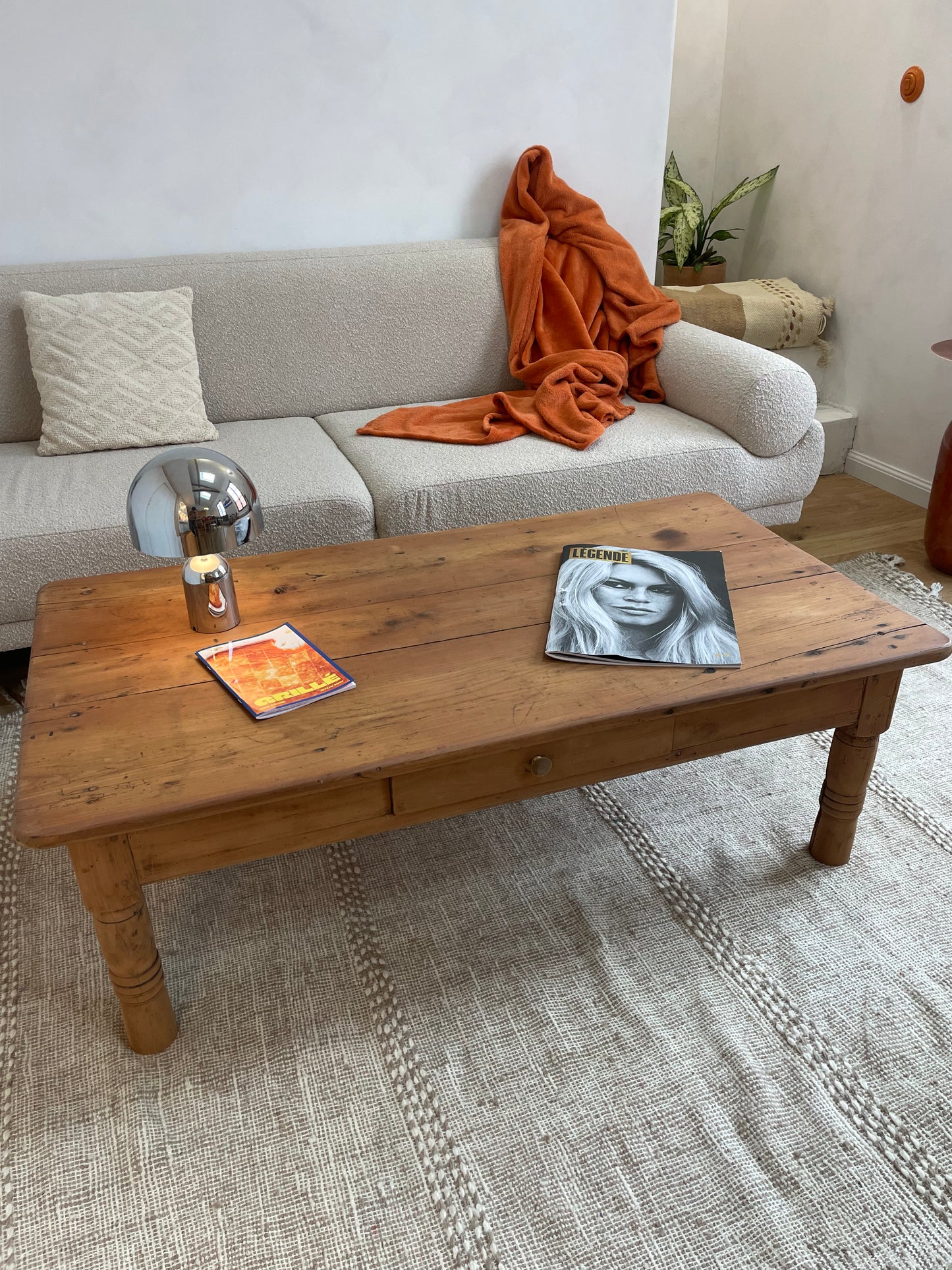 Table basse ancienne en bois massif – patine naturelle