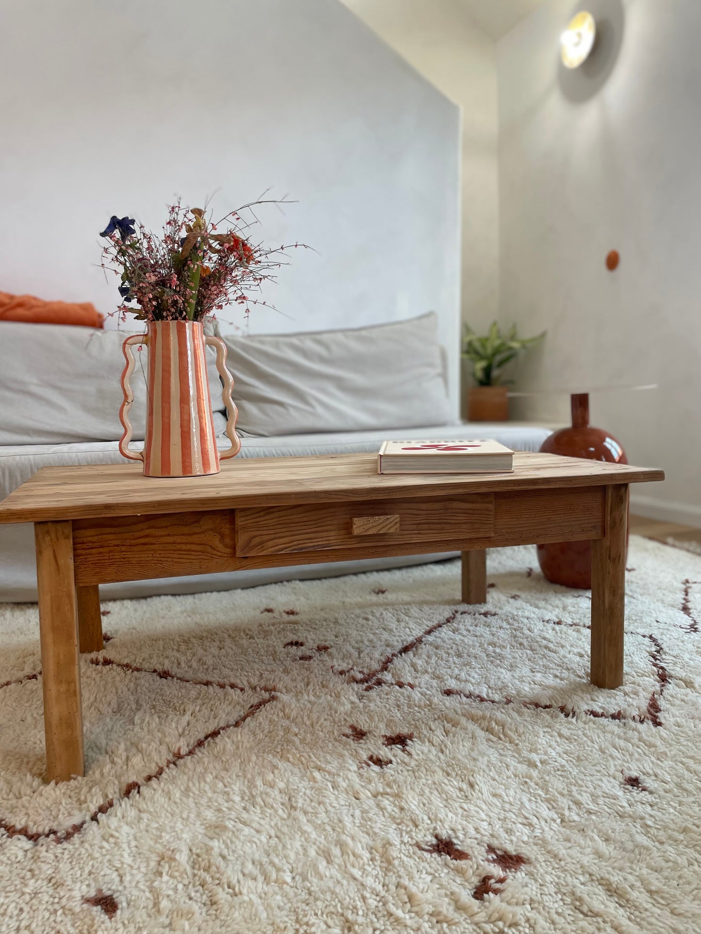 Table basse ancienne en bois massif — meuble vintage rustique avec tiroir