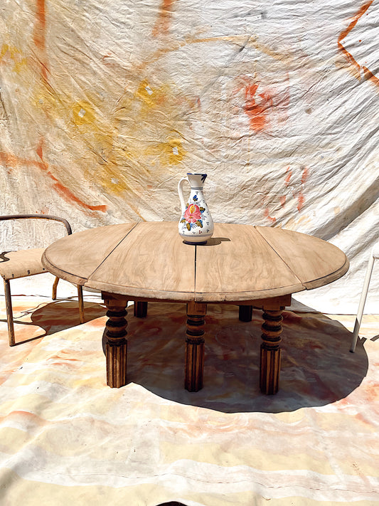Grande table basse ronde en bois brut rabattable