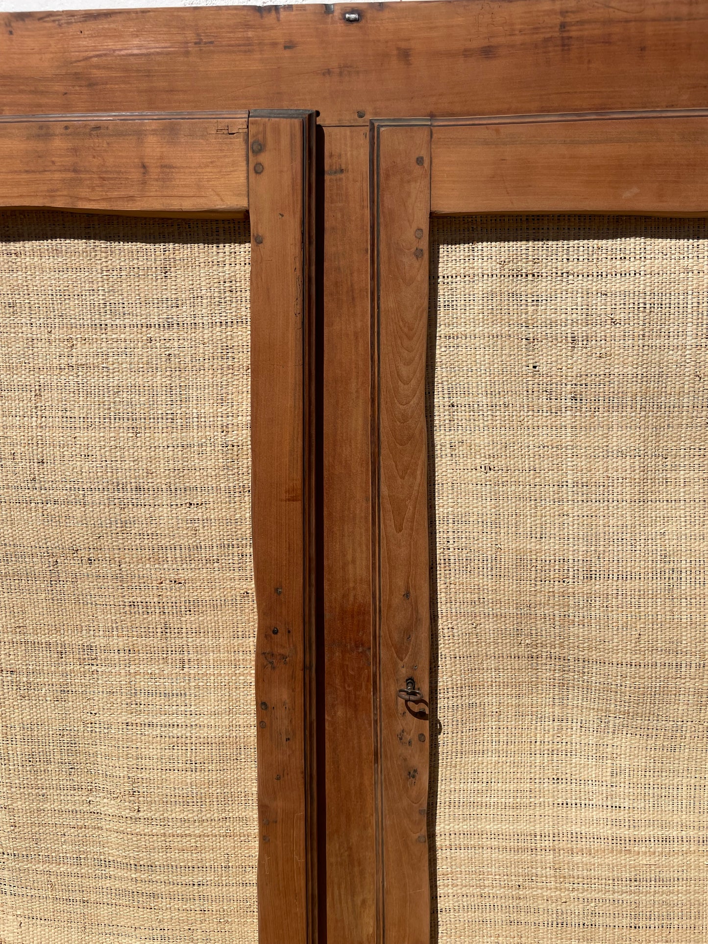 Buffet / Armoire vintage bois brut et raphia