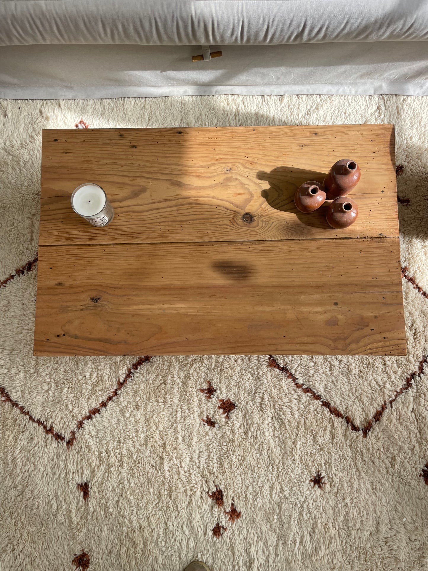 Table basse ancienne en pin massif – bois brut patiné