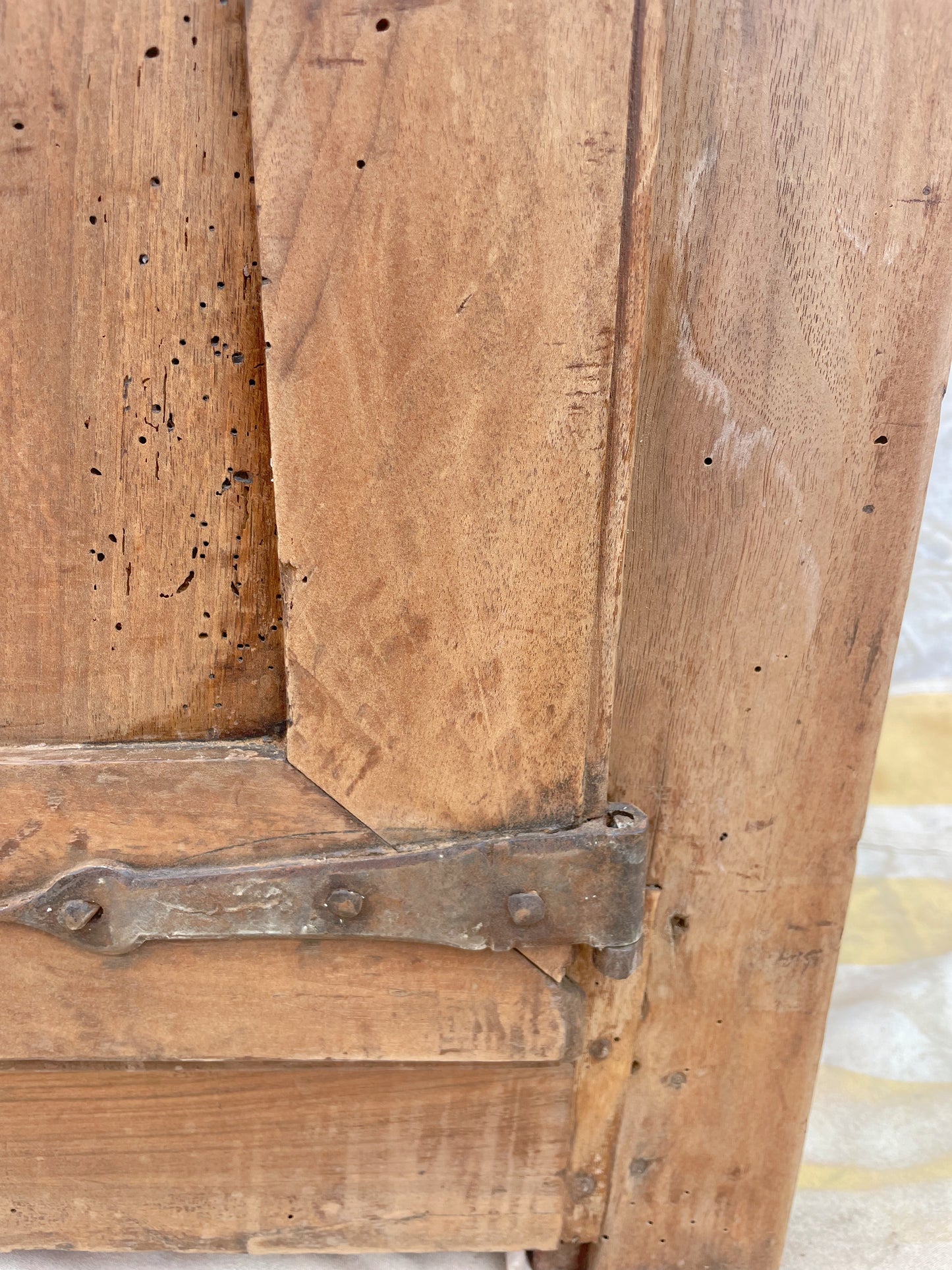 Armoire rustique vintage bois brut