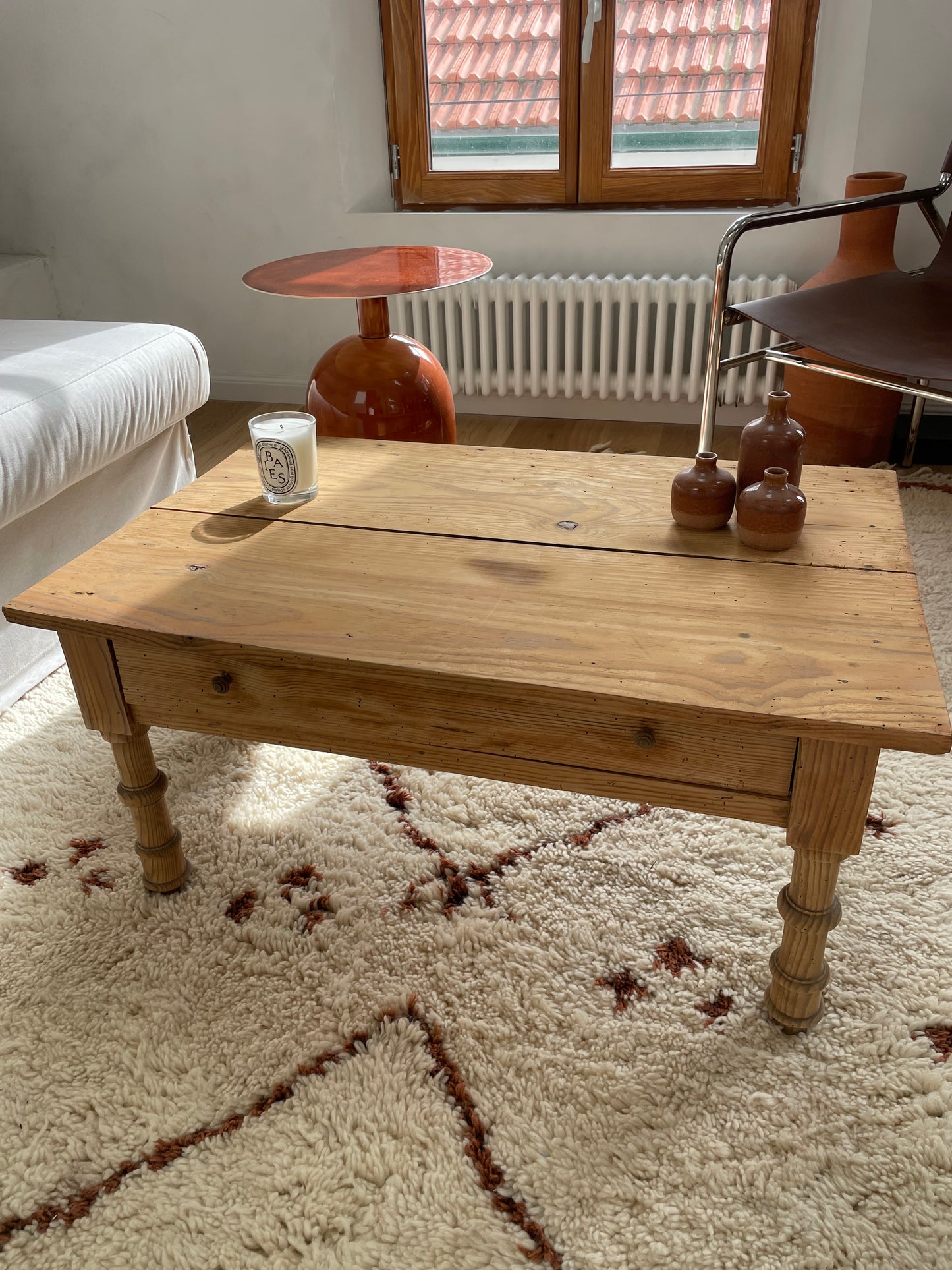Table basse ancienne en pin massif – bois brut patiné