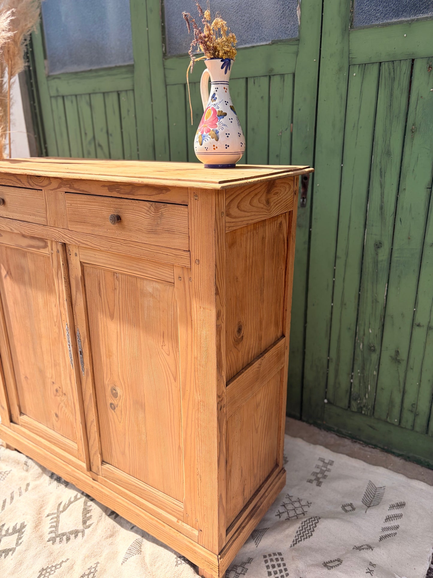 Buffet parisien vintage en bois brut décapé - 2 portes et 2 tiroirs