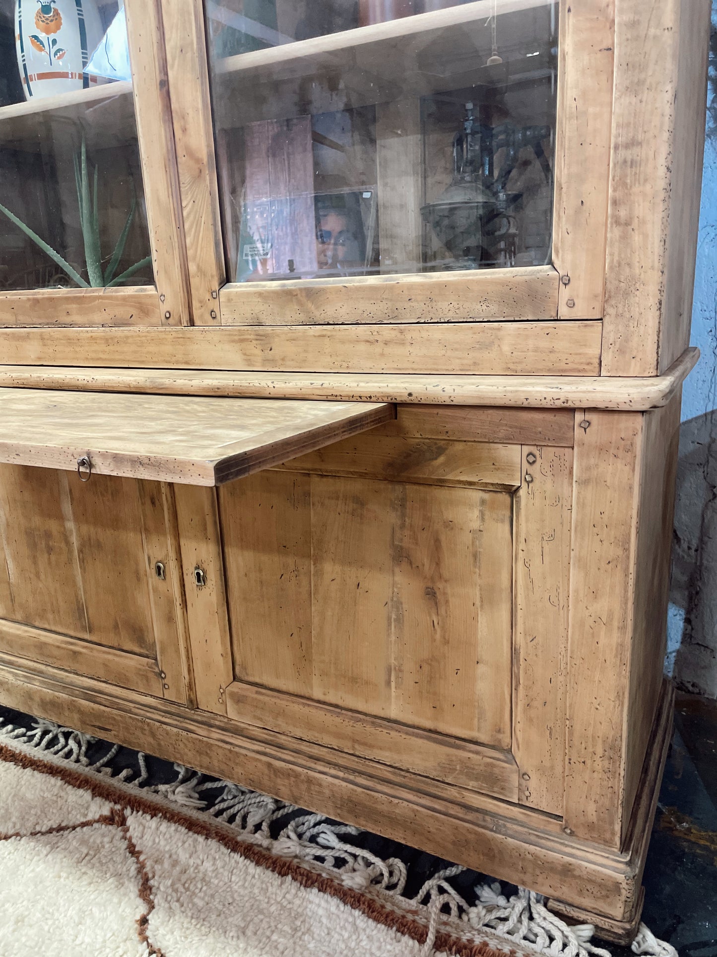 Vaisselier / vitrine ancienne en bois massif, décapée