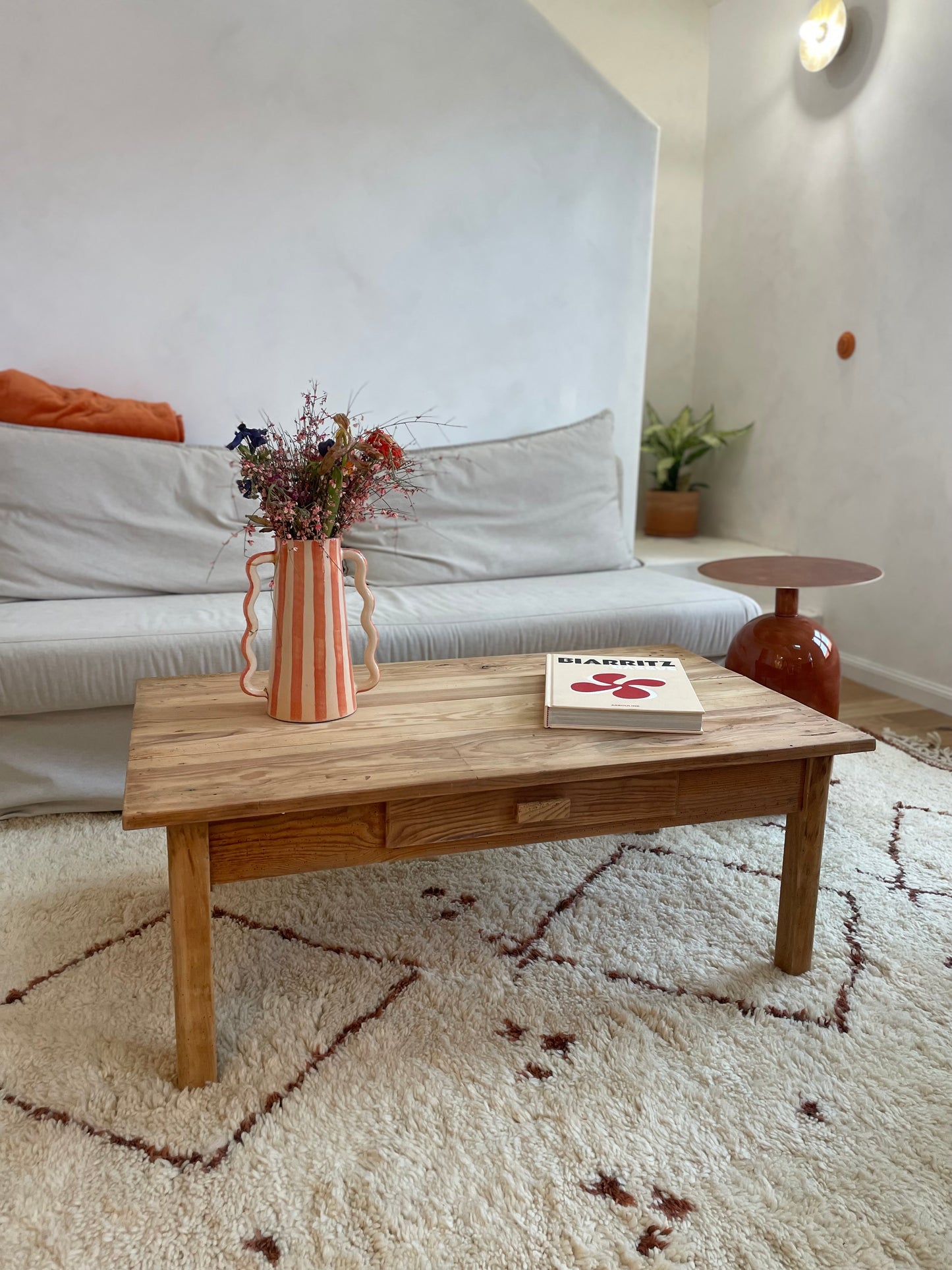 Table basse ancienne en bois massif — meuble vintage rustique avec tiroir