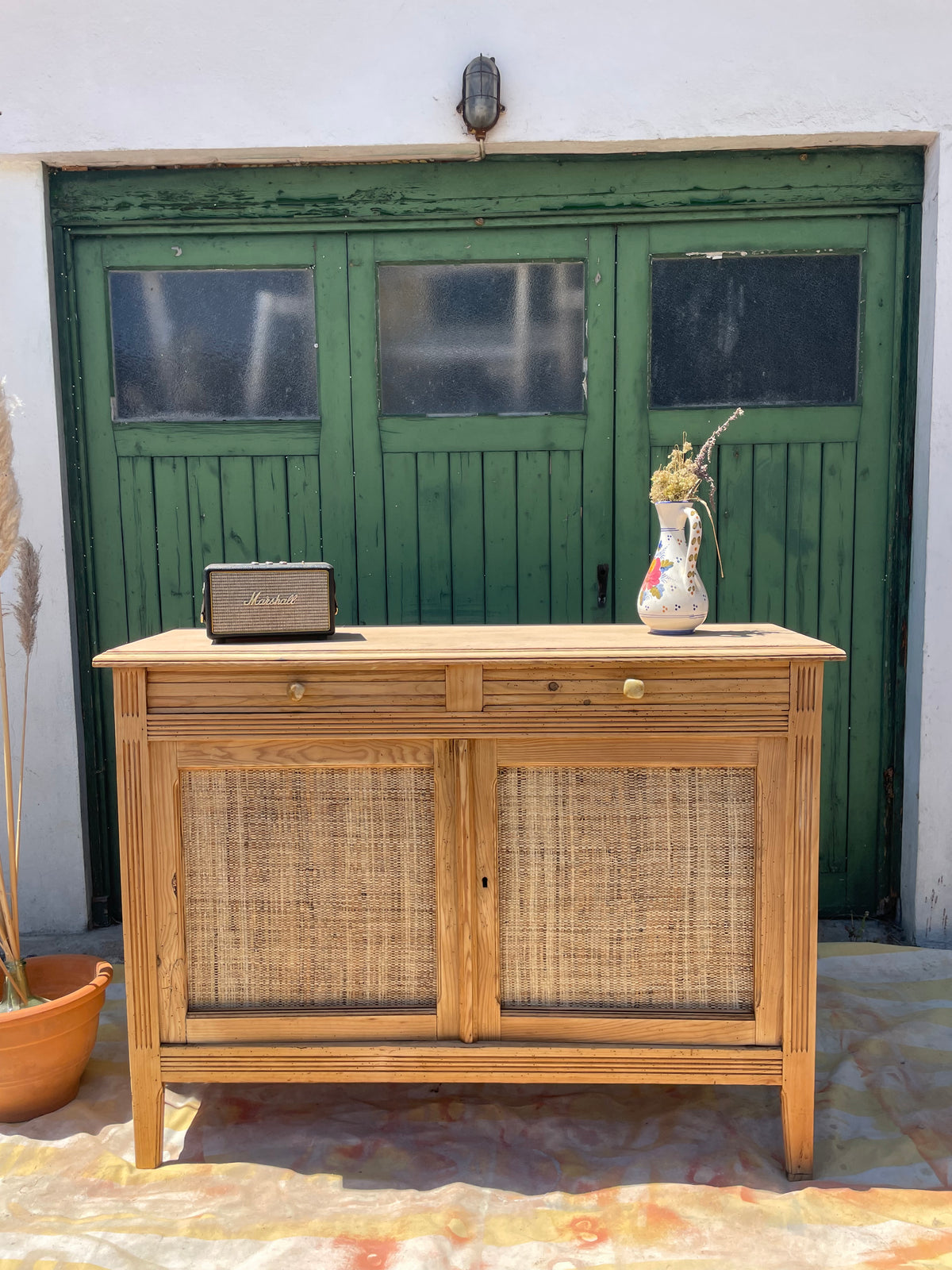 Buffet parisien vintage en bois massif & portes en raphia tressé