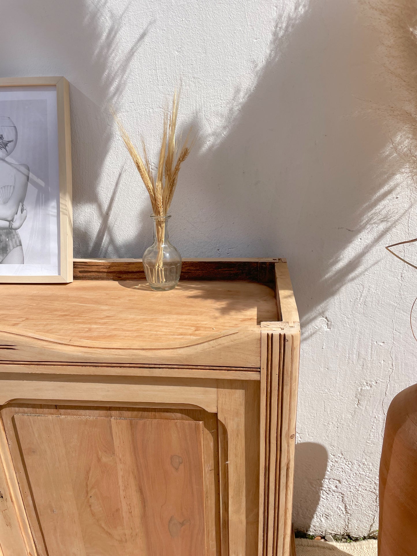 Buffet parisien vintage en bois massif décapé – buffet bas