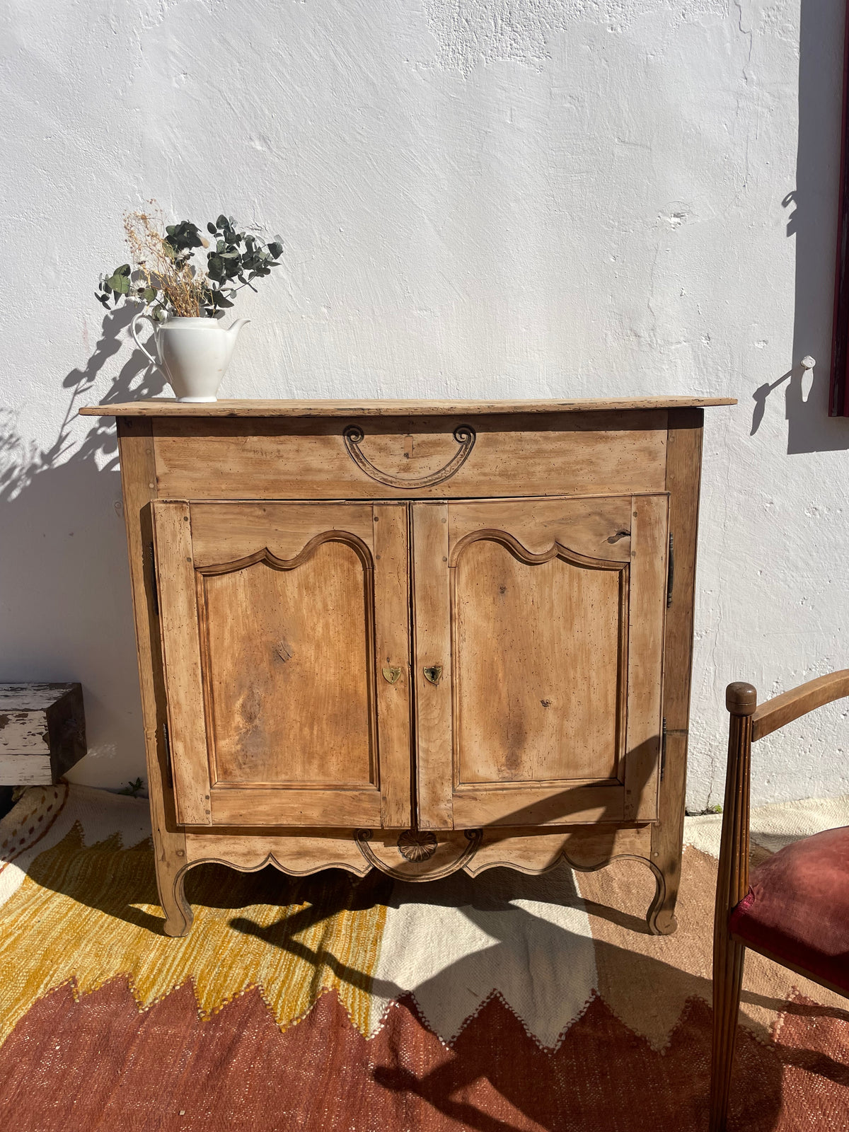 Buffet ancien régional sculpté – bois massif – patine authentique