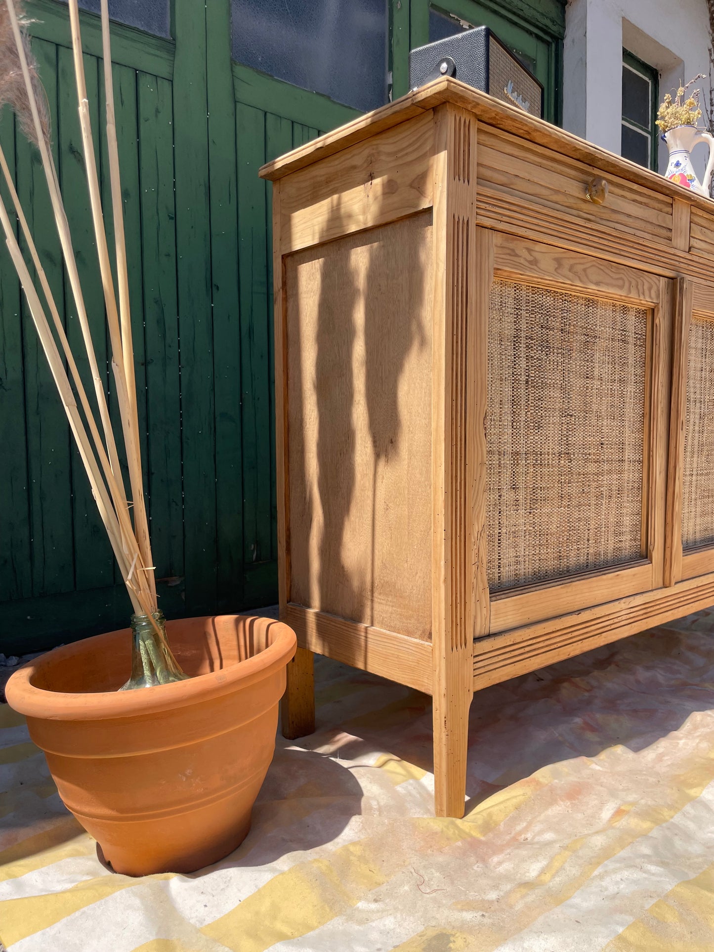 Buffet parisien vintage en bois massif & portes en raphia tressé