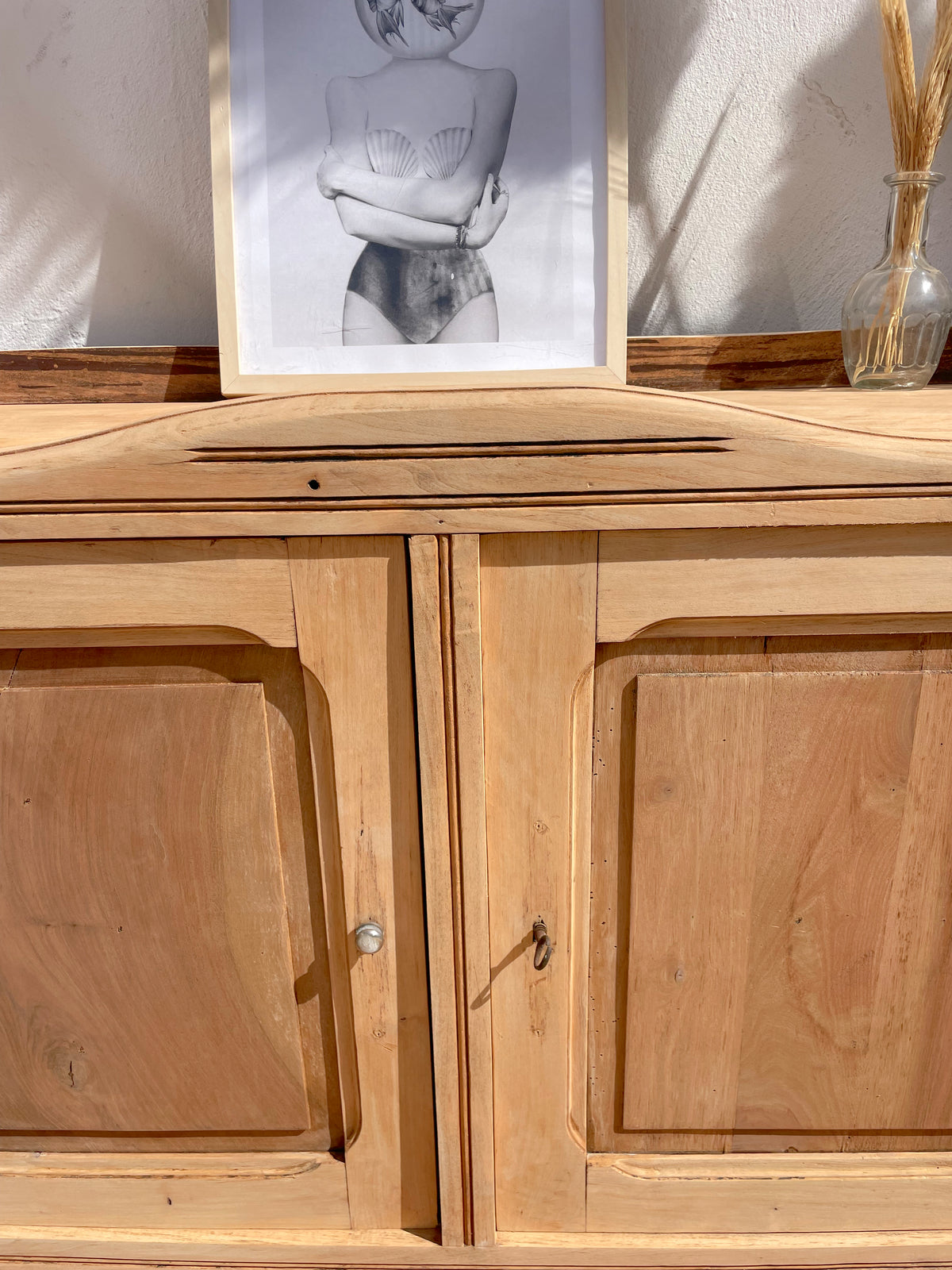 Buffet parisien vintage en bois massif décapé – buffet bas