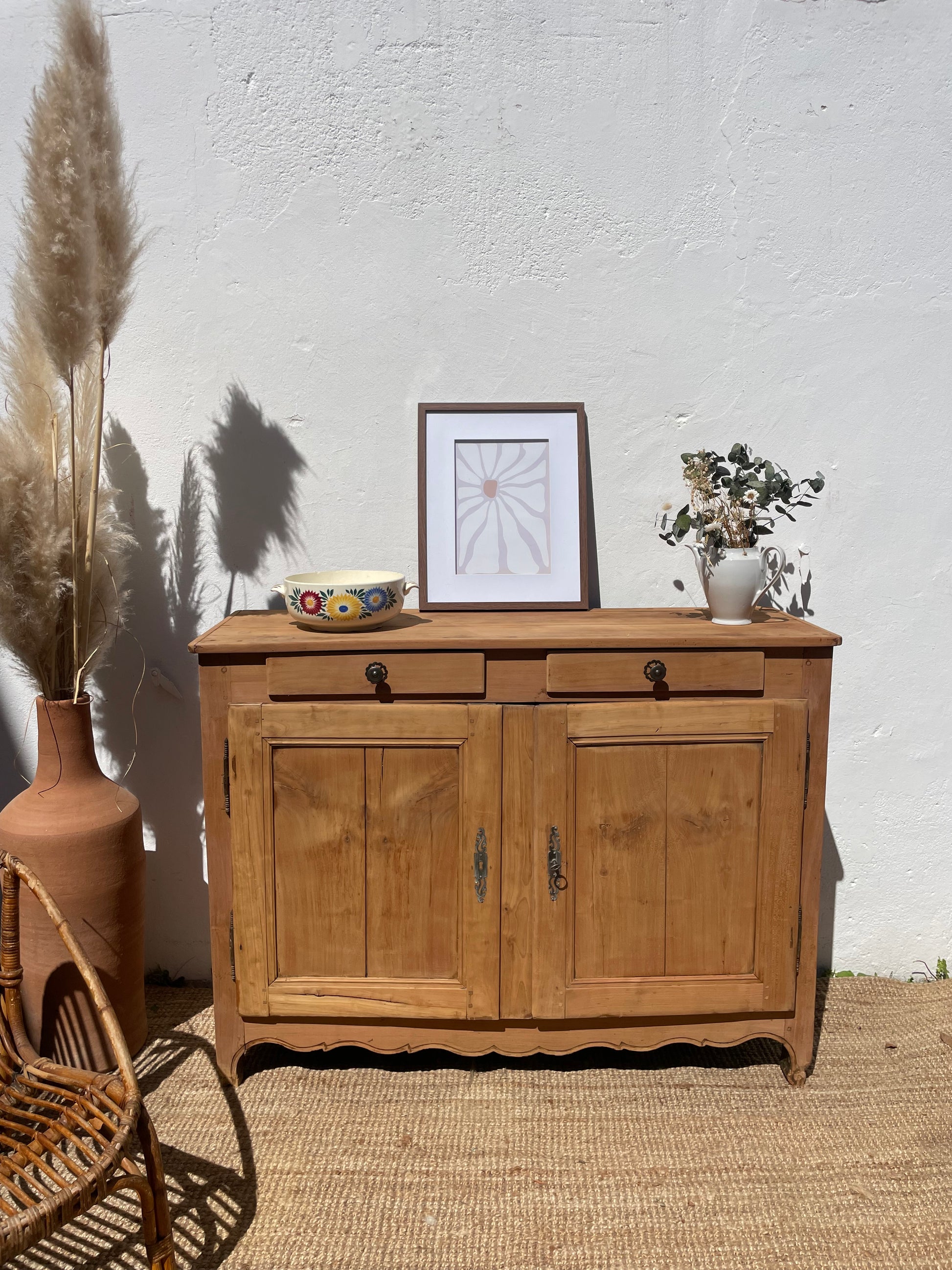 Buffet bohème vintage en bois brut massif - entièrement décapé - 2 tiroirs - 2 portes - 130cm