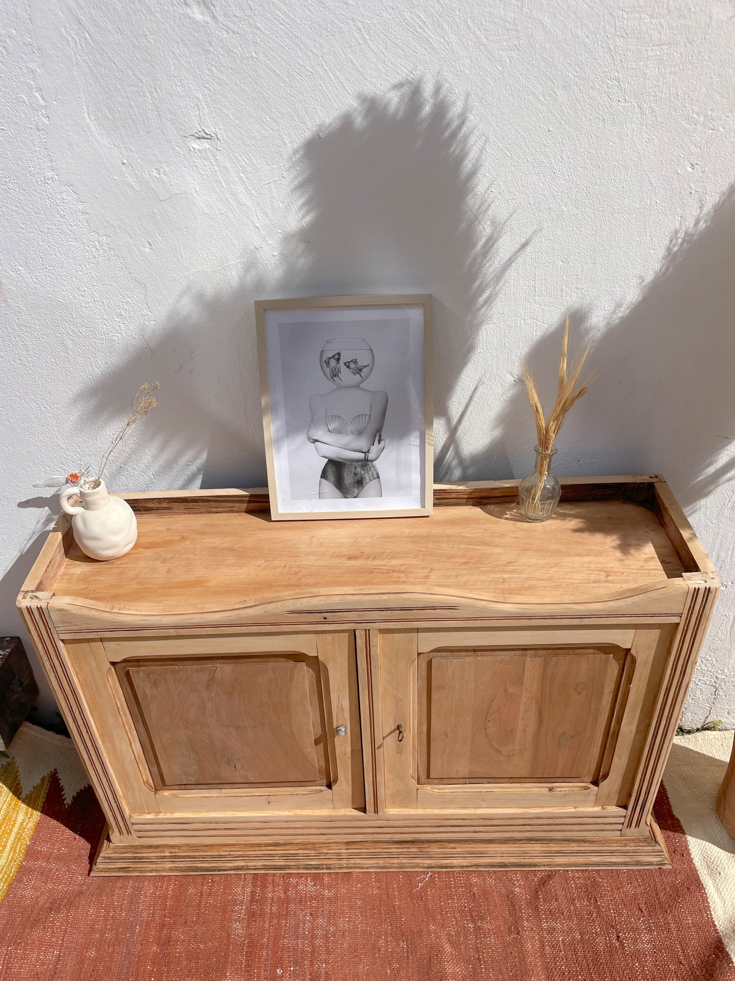 Buffet parisien vintage en bois massif décapé – buffet bas