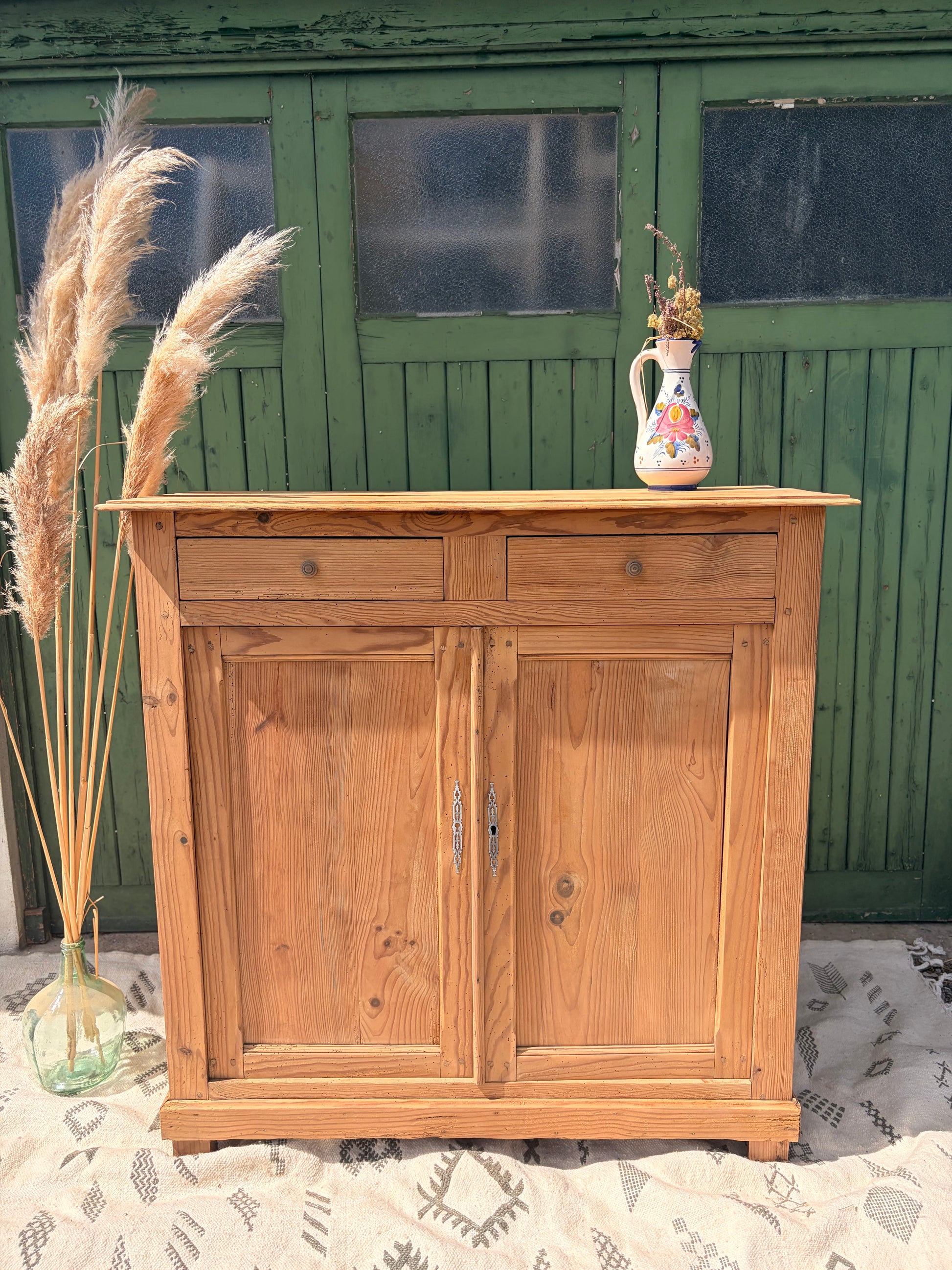 Buffet parisien vintage en bois brut décapé - 2 portes et 2 tiroirs