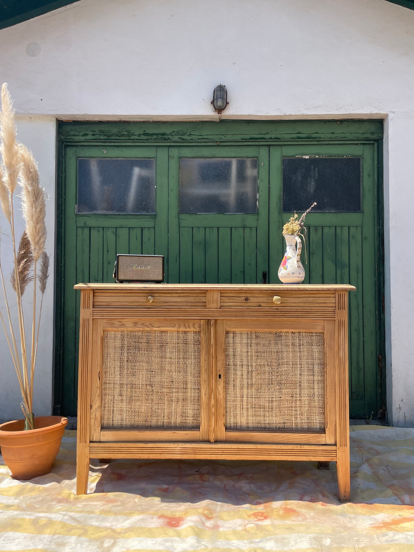 Buffet parisien vintage en bois massif & portes en raphia tressé