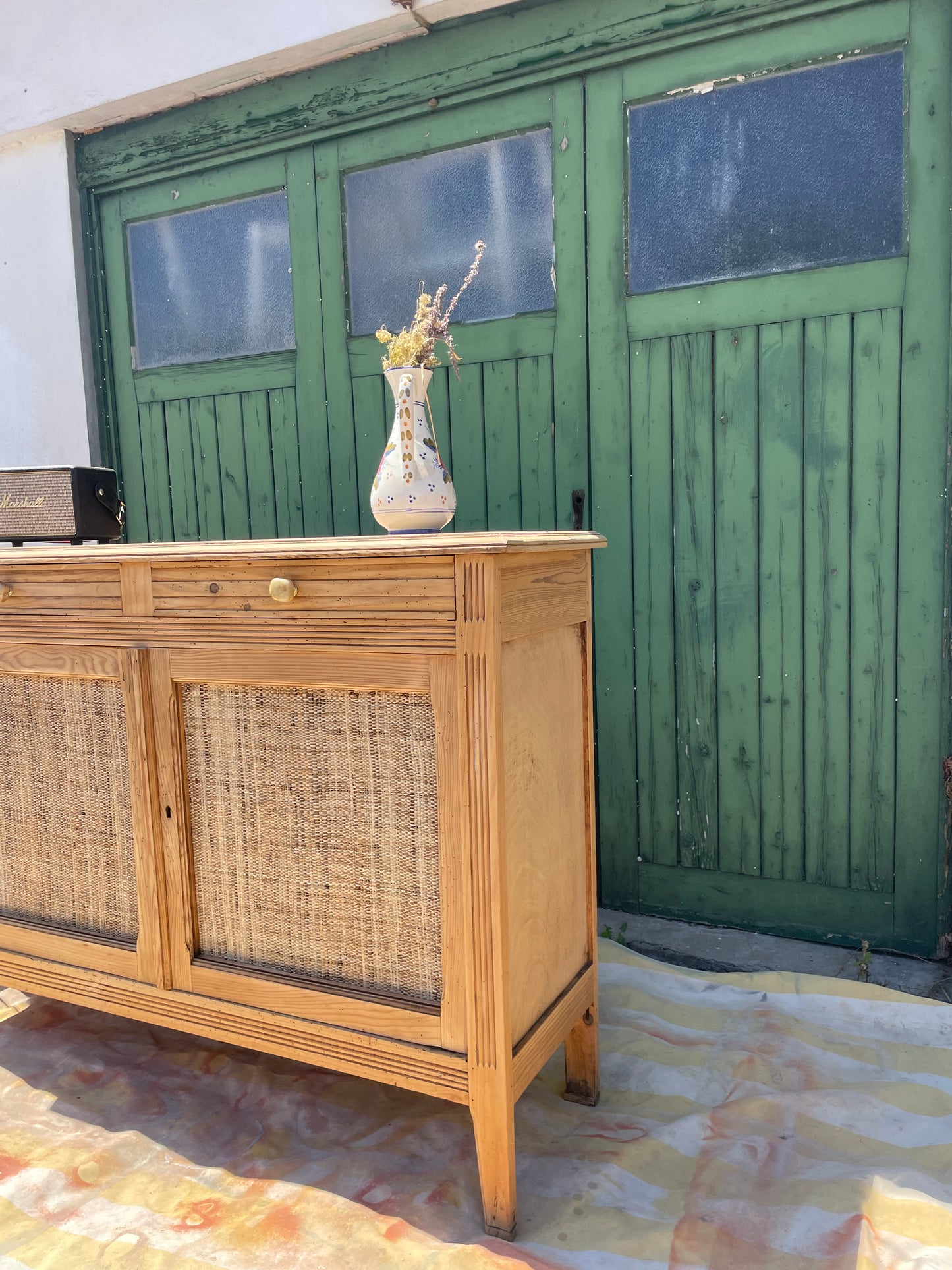 Buffet parisien vintage en bois massif & portes en raphia tressé