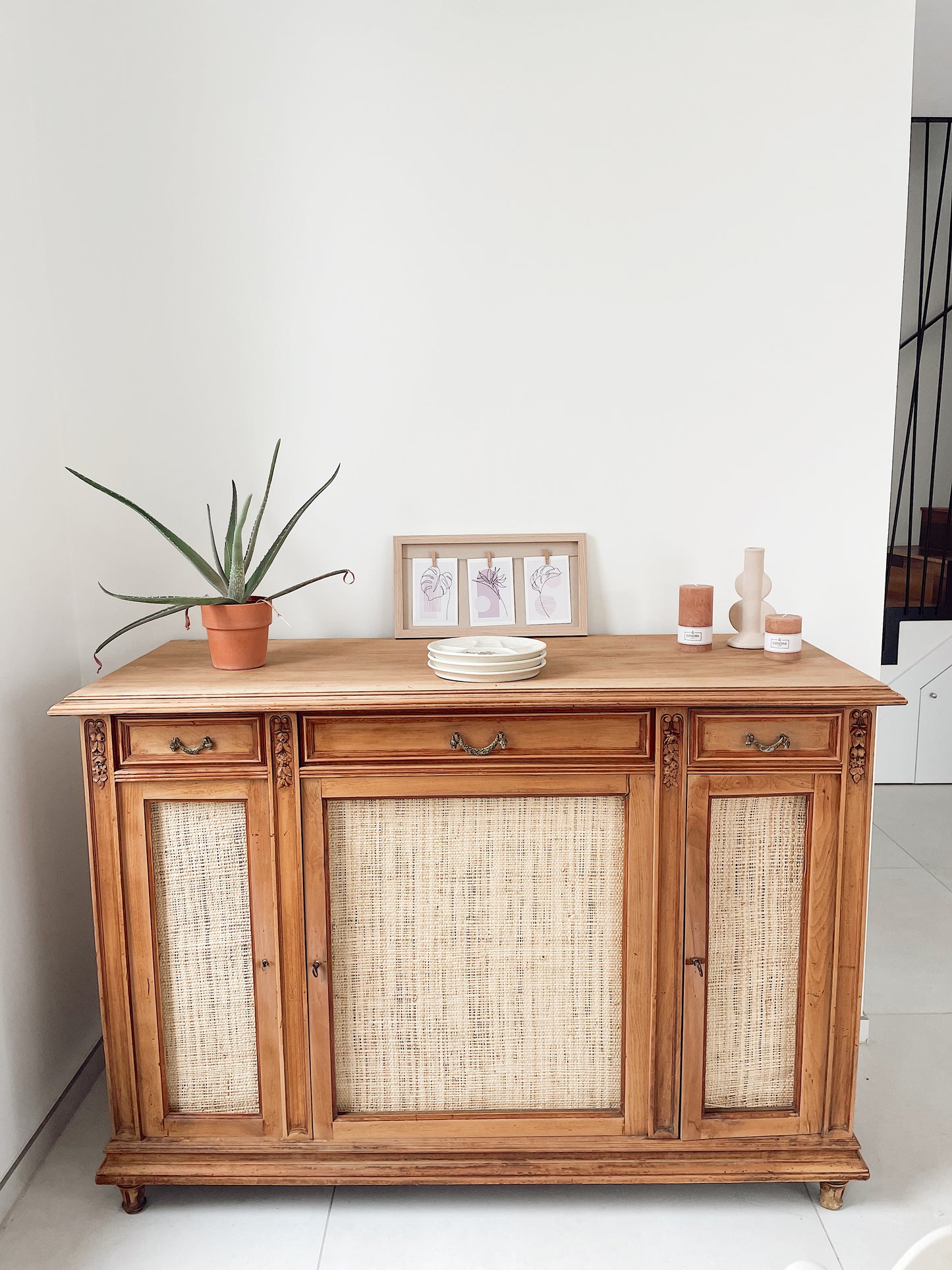 Buffet vintage style art déco 3 portes en bois brut décapé et raphia tressé 