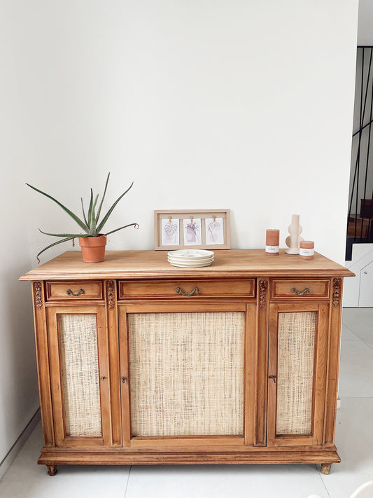 Buffet vintage style art déco 3 portes en bois brut décapé et raphia tressé 