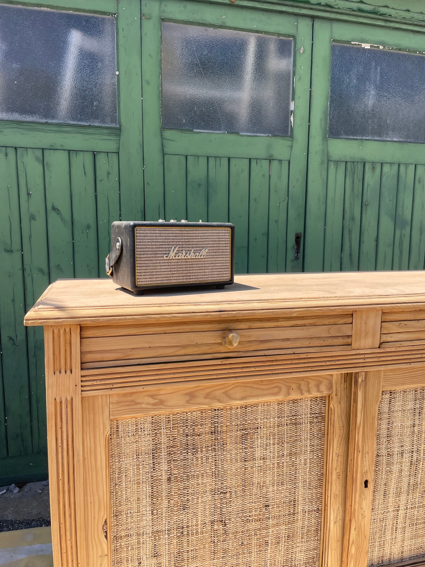 Buffet parisien vintage en bois massif & portes en raphia tressé