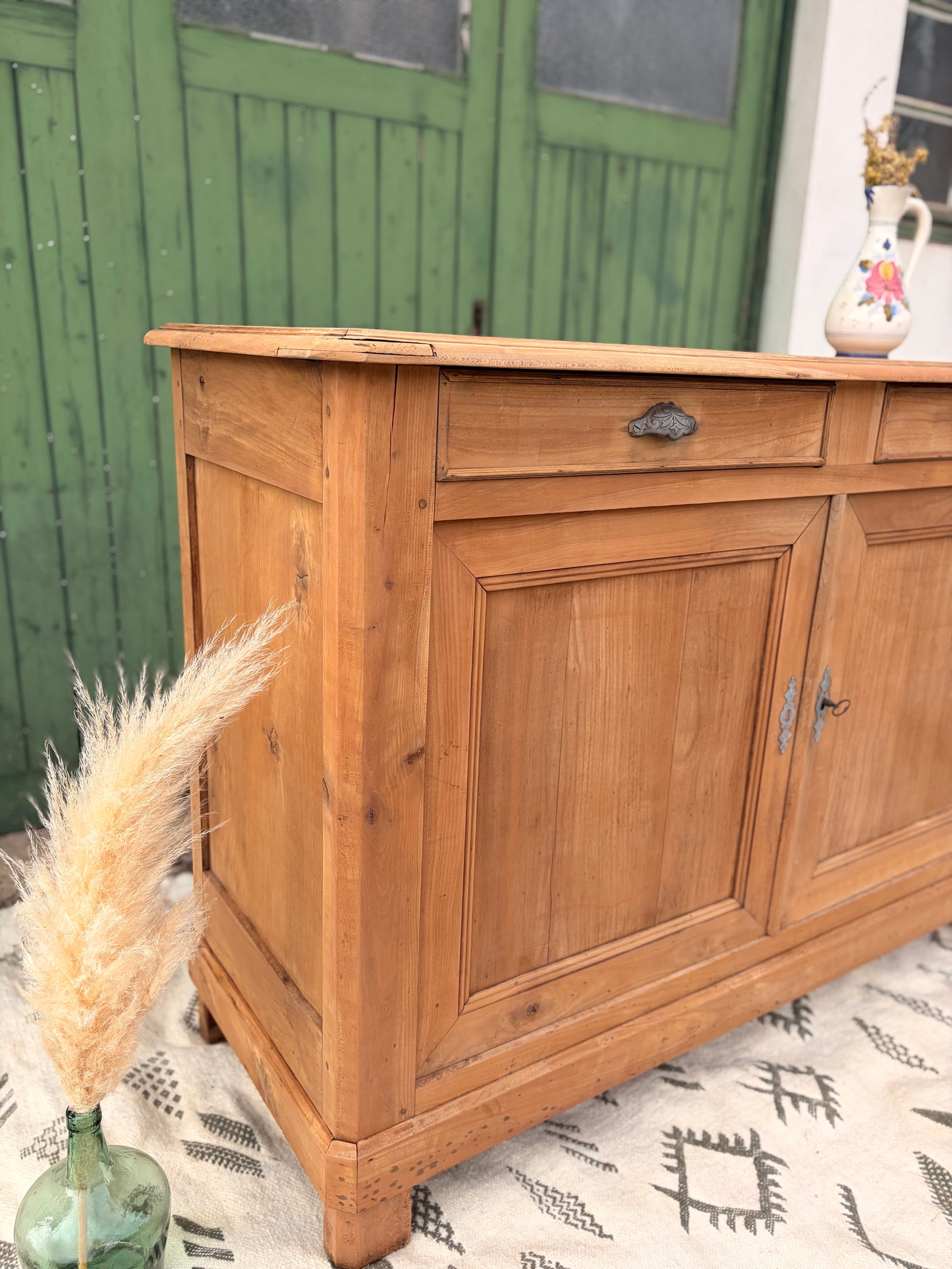 Buffet parisien vintage en bois massif – 2 portes, 2 tiroirs – 145 cm