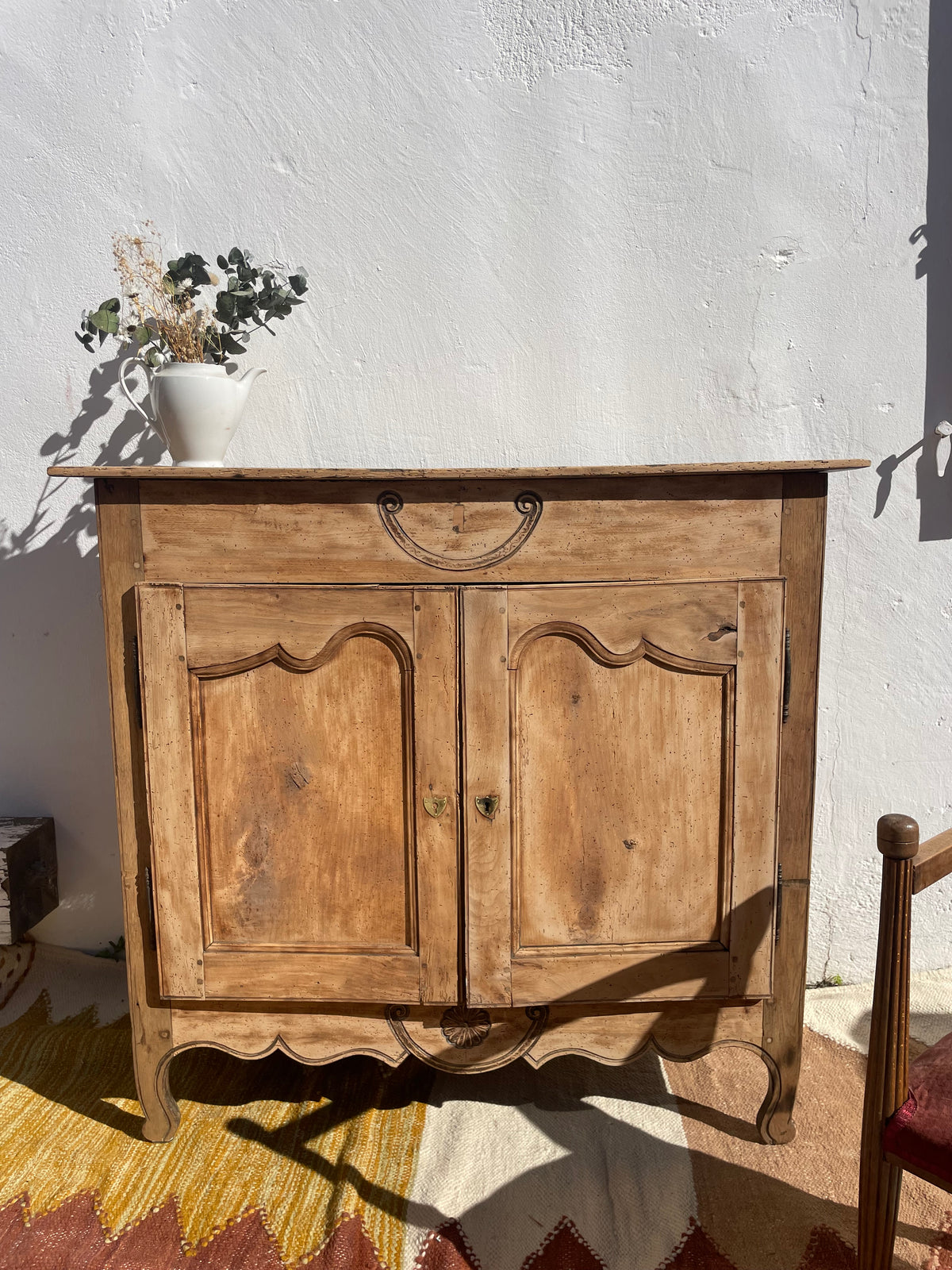 Buffet ancien régional sculpté – bois massif – patine authentique