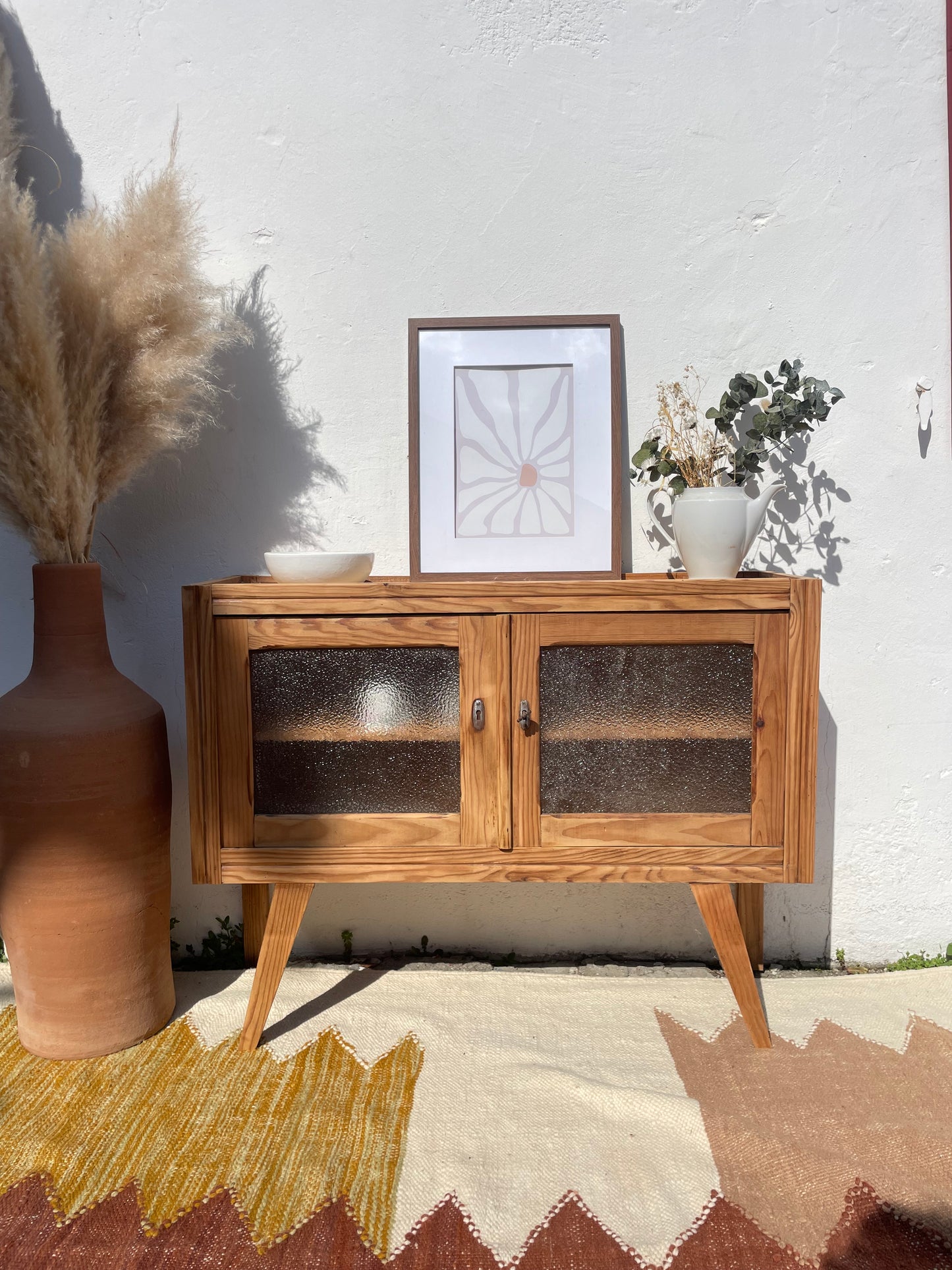 Buffet bas vintage en bois brut avec pieds compas et et porte  en verre texturé, idéal meuble télé ou meuble d’entrée 