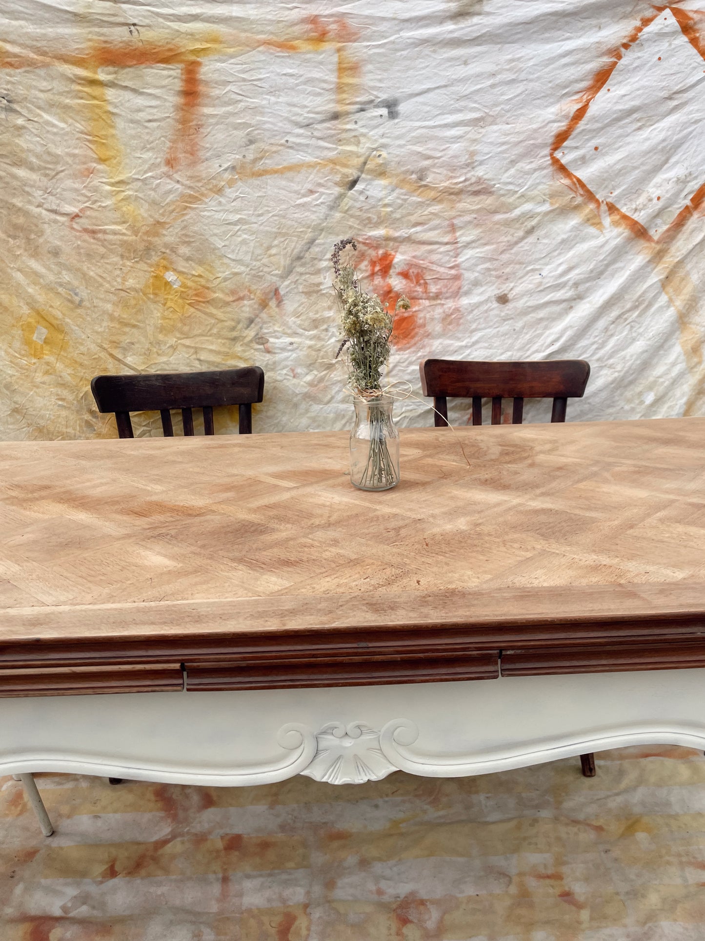 Grande table de salle à manger style Louis XV – plateau marqueterie en bois décapé