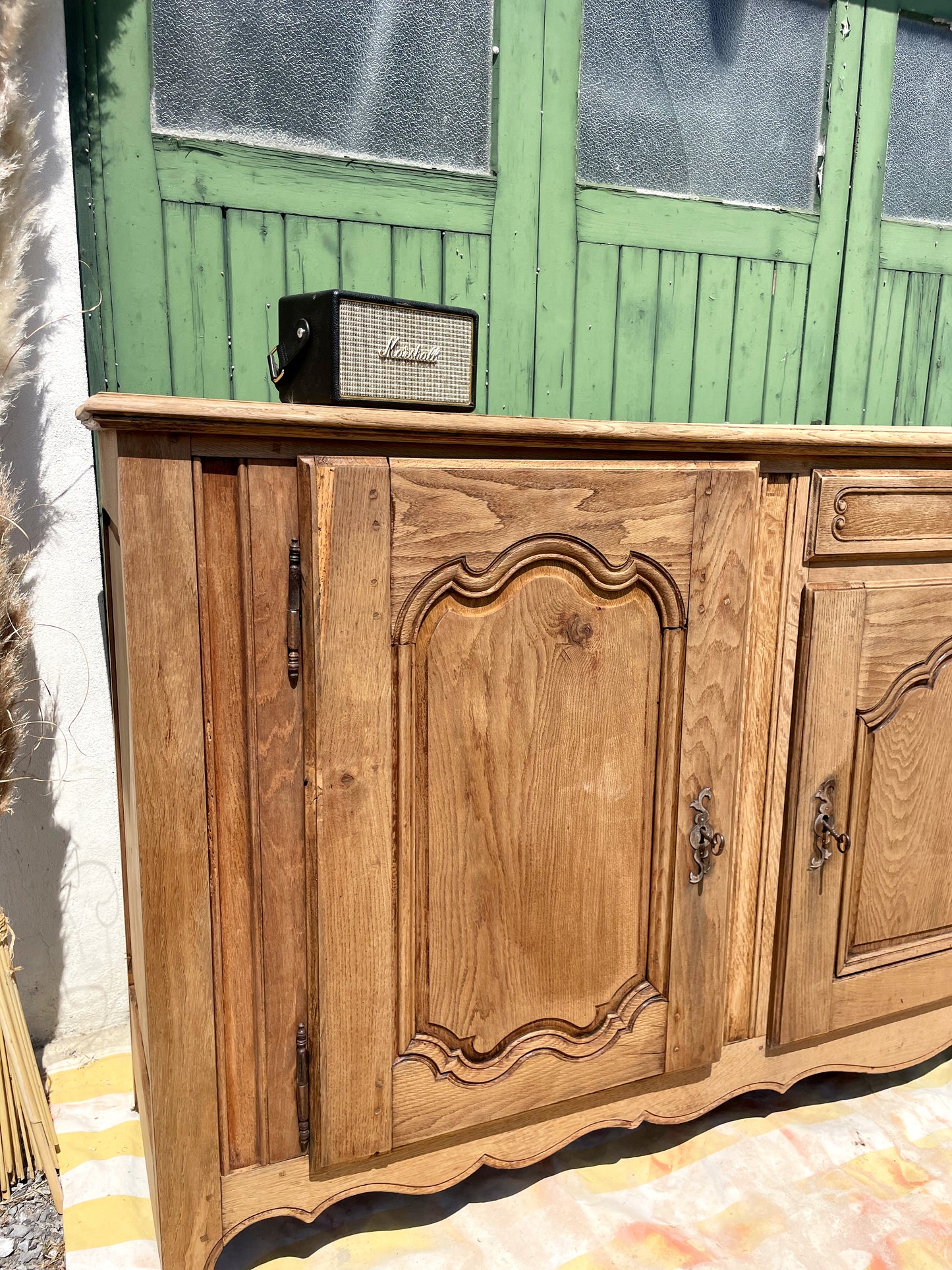 Grand buffet ancien en chêne décapé – charme authentique et esprit campagne chic