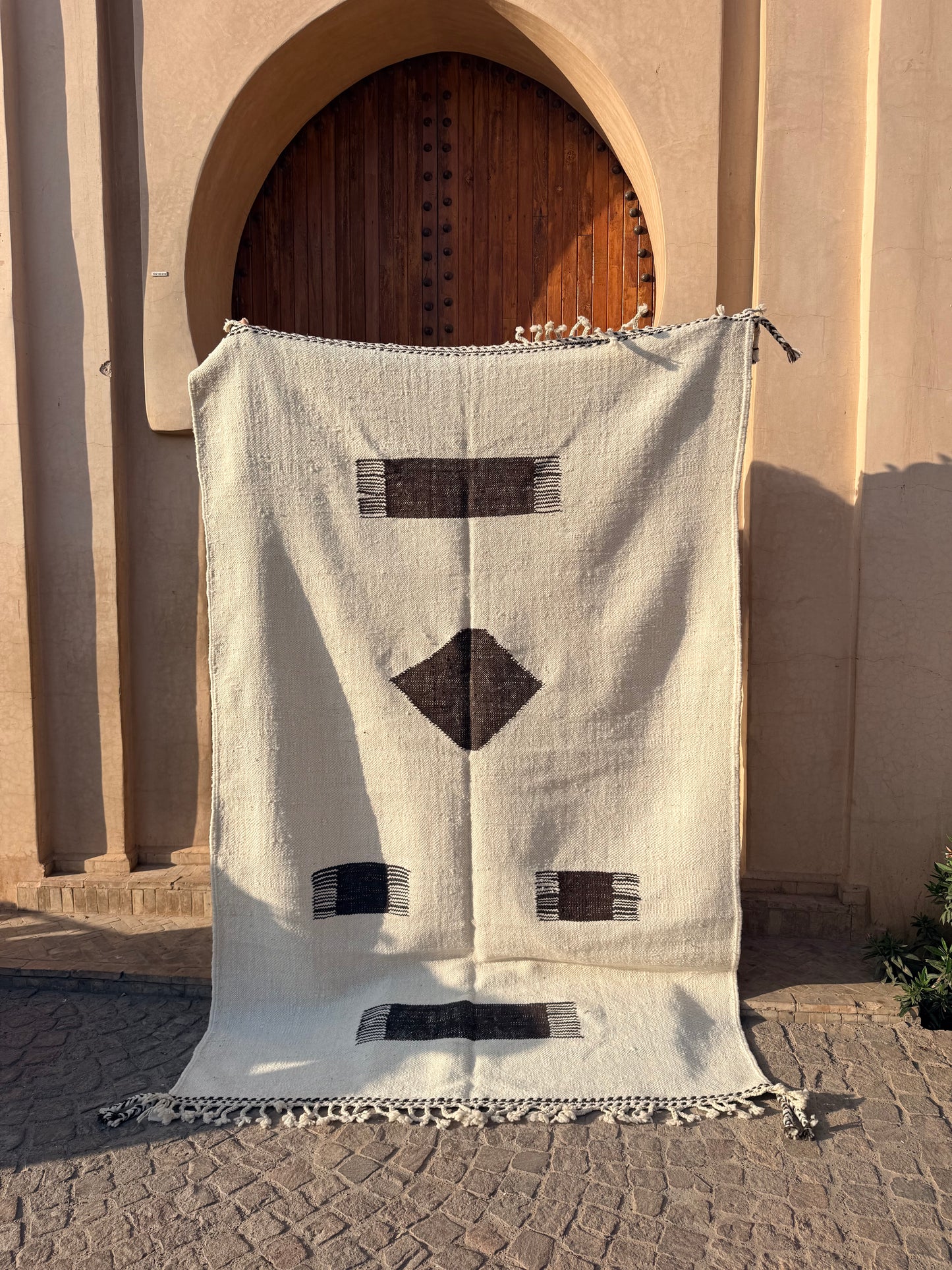Tapis Kilim Berbère 260x160 – Laine Naturelle Écru & Noir – Pièce Unique Artisanale Maroc