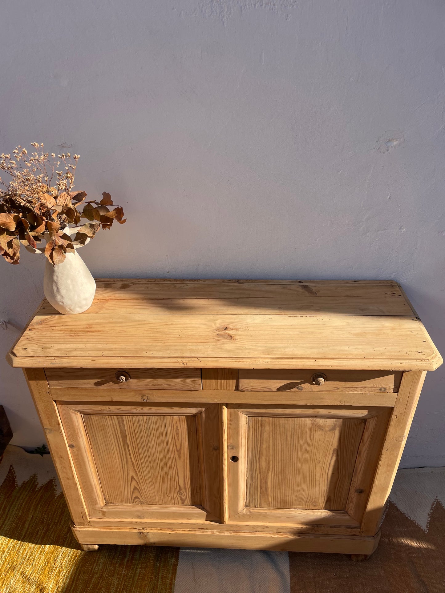 Buffet parisien ancien en bois massif – patine naturelle