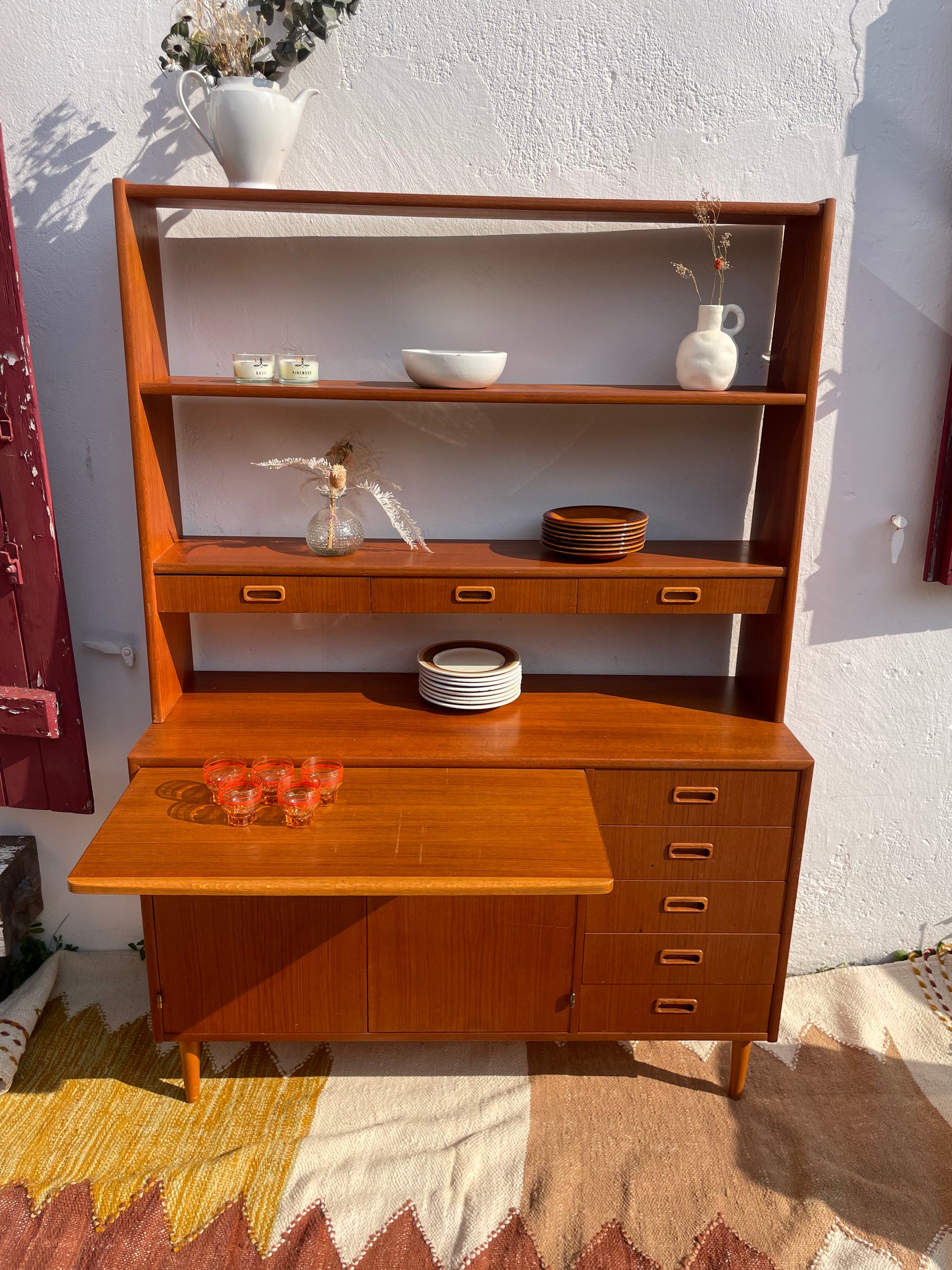 Buffet scandinave en teck avec étagères, années 1960 Buffet scandinave en teck avec étagères, années 1960