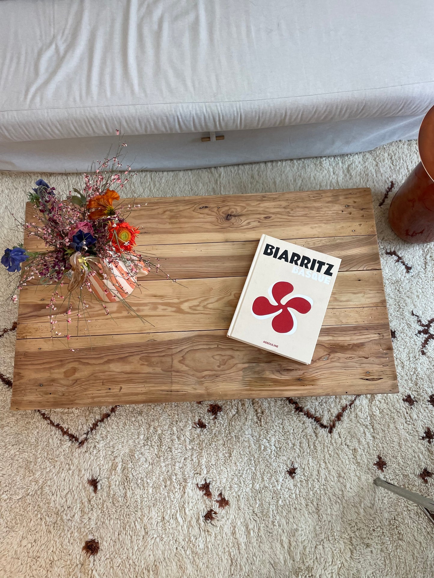 Table basse ancienne en bois massif — meuble vintage rustique avec tiroir