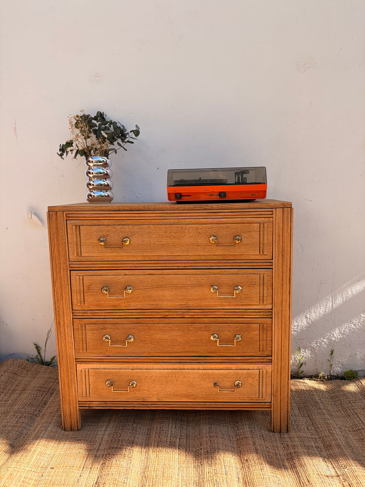 Commode vintage en bois – 4 tiroirs & poignées dorées – 85 cm