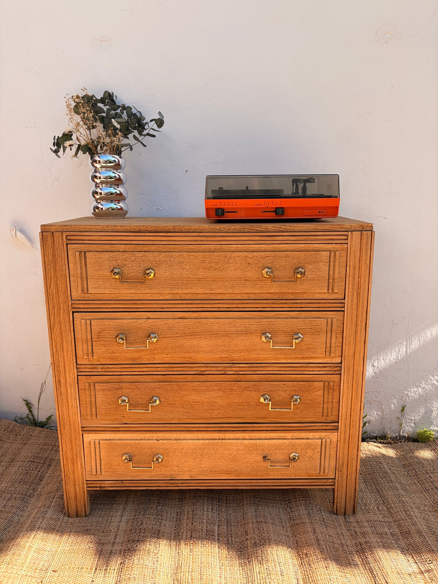 Commode vintage en bois – 4 tiroirs & poignées dorées – 85 cm