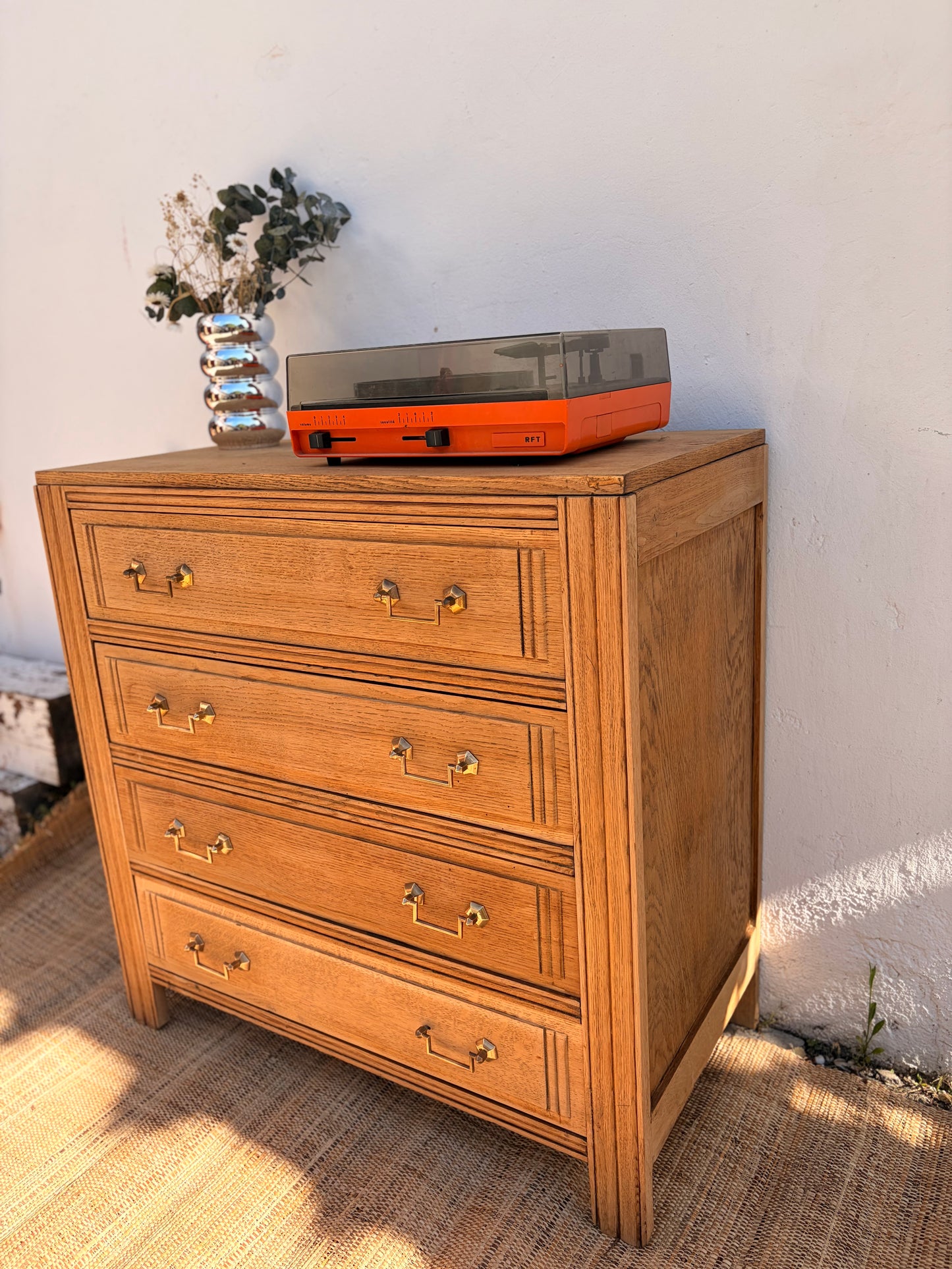 Commode vintage en bois – 4 tiroirs & poignées dorées – 85 cm