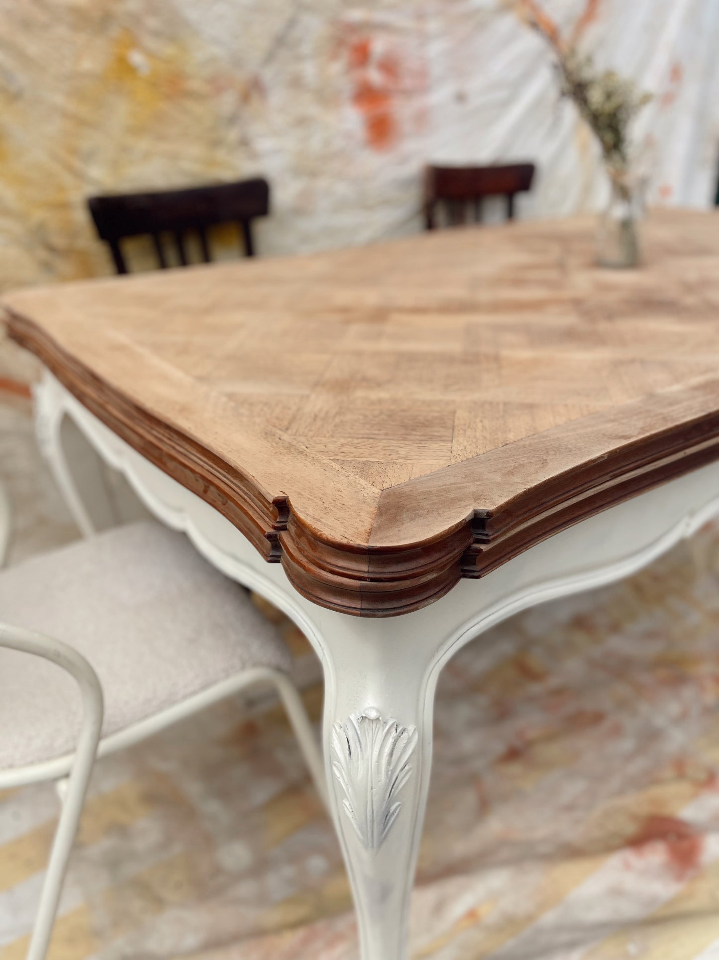 Grande table de salle à manger style Louis XV – plateau marqueterie en bois décapé