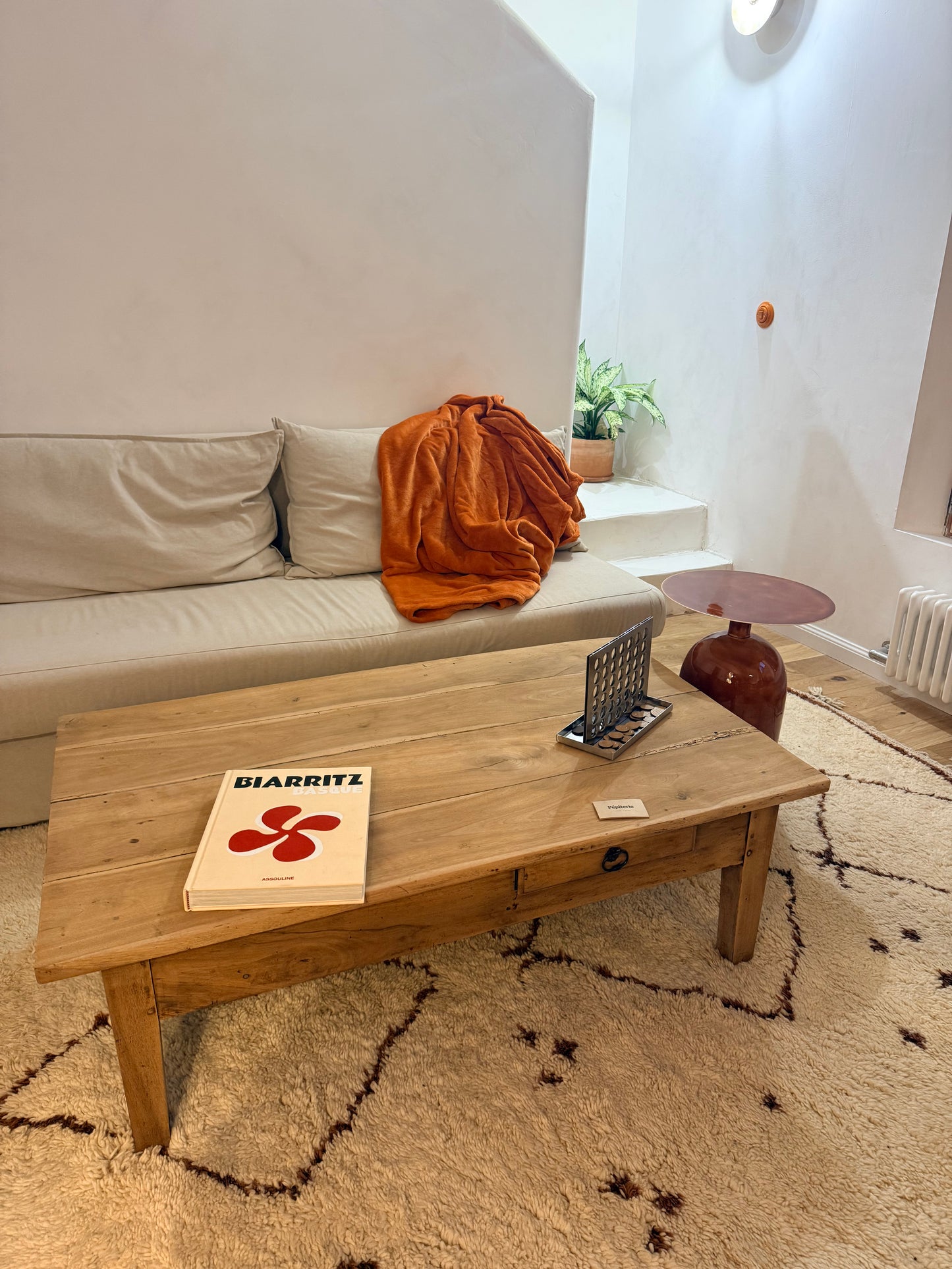 Grande table basse ancienne en bois massif avec tiroirs