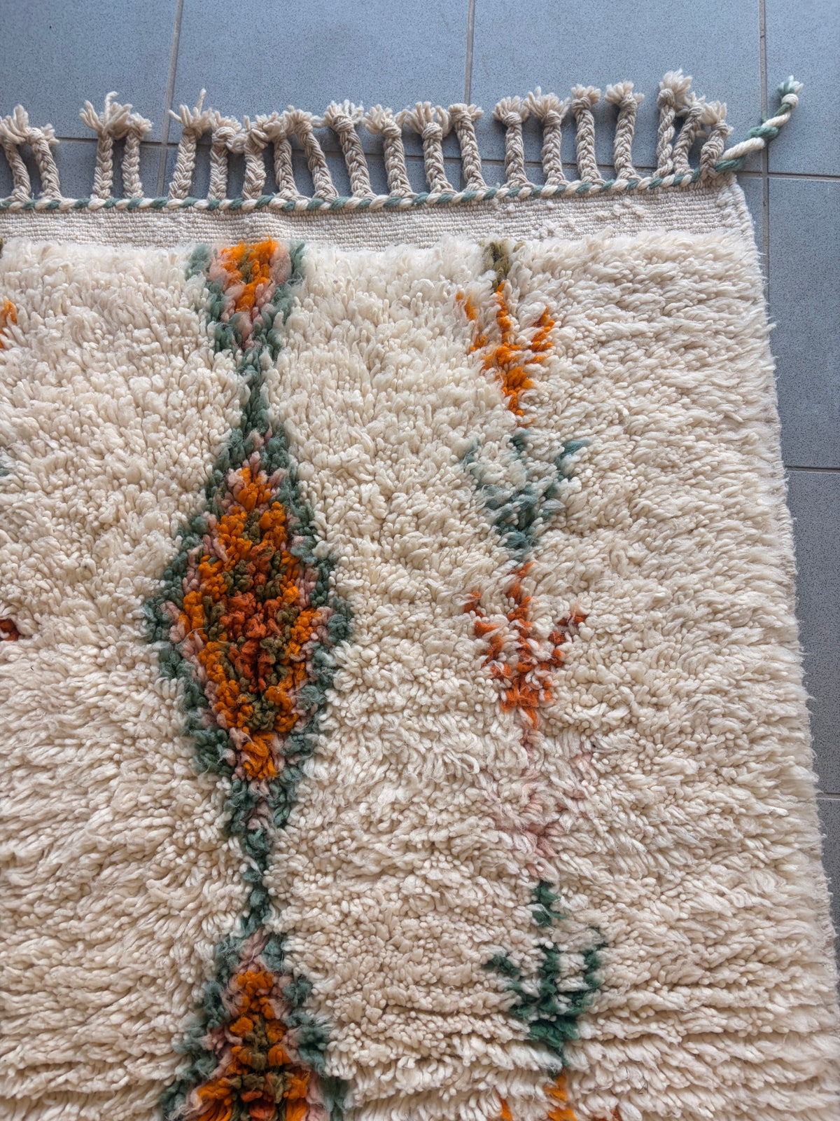 Tapis berbère Azilal en laine – Blanc, vert sauge & orange – 160 × 100 cm