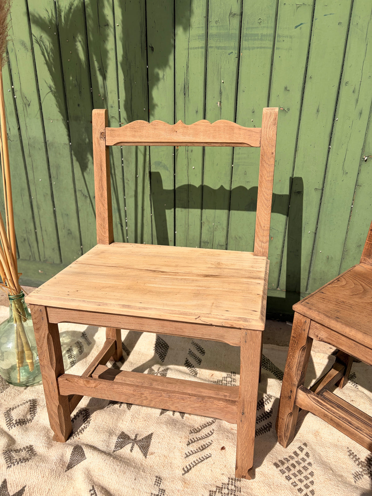 Paire de chaises de ferme anciennes en bois décapé