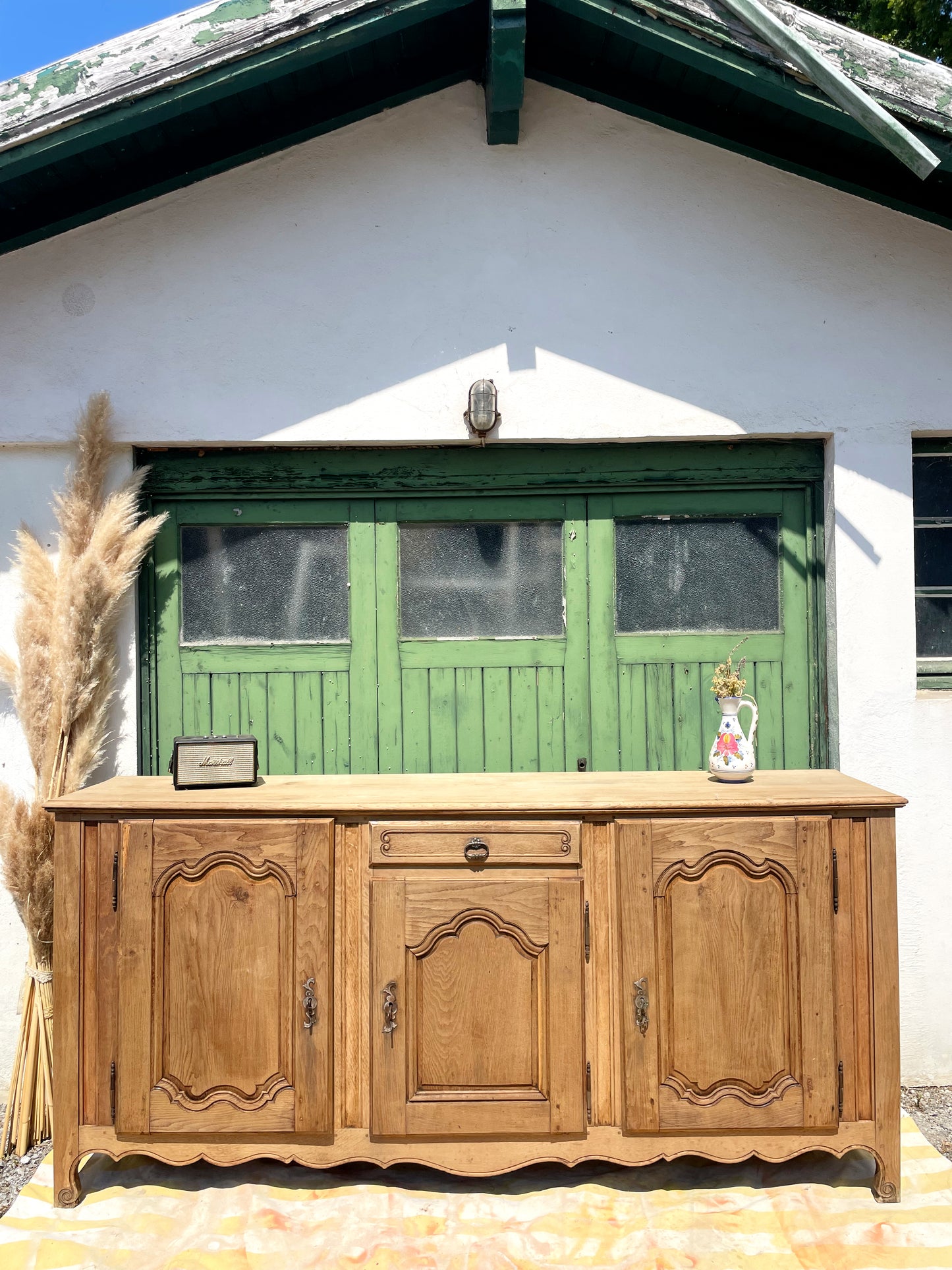 Grand buffet ancien en chêne décapé – charme authentique et esprit campagne chic