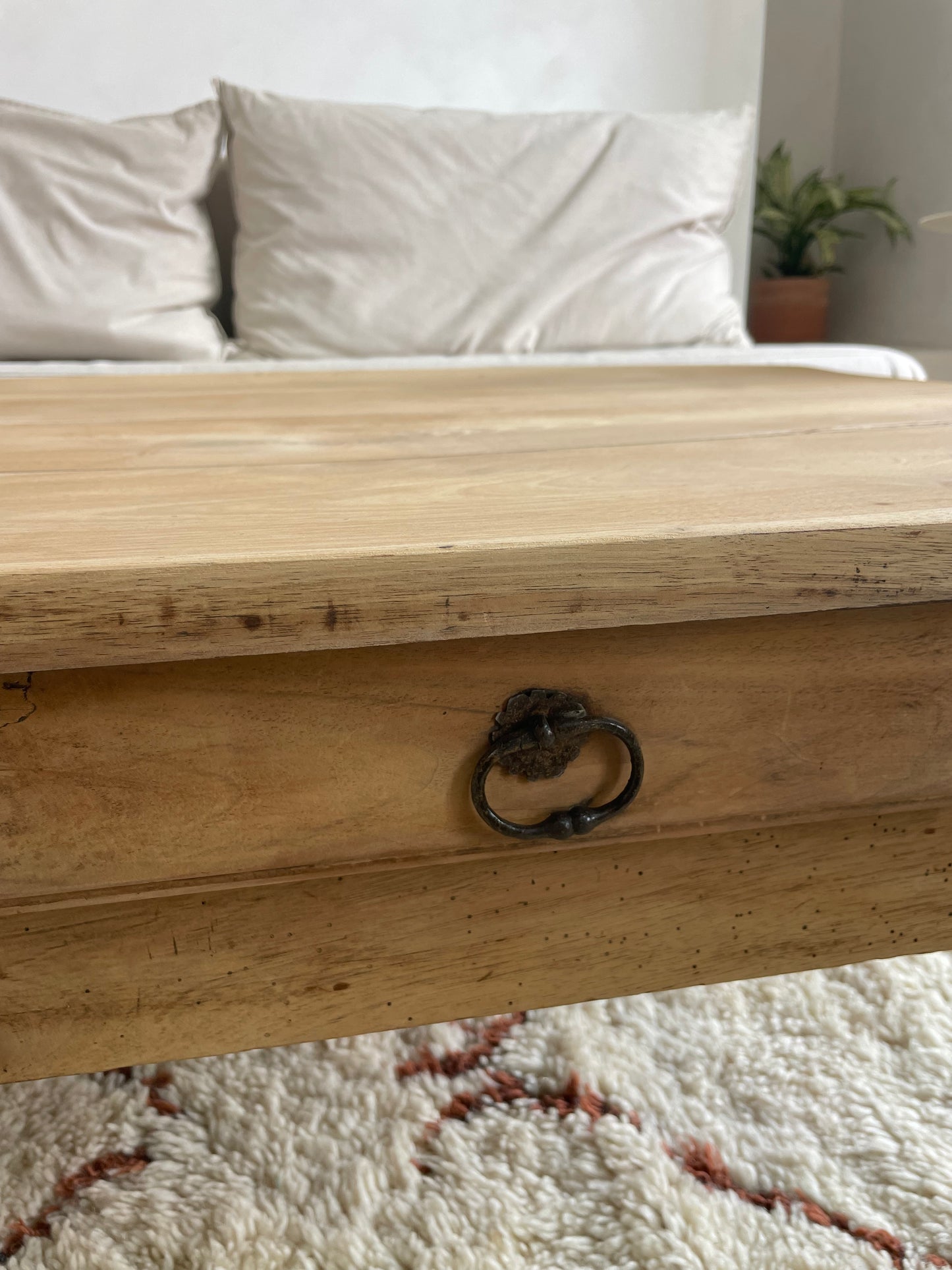Grande table basse ancienne en bois massif avec tiroirs