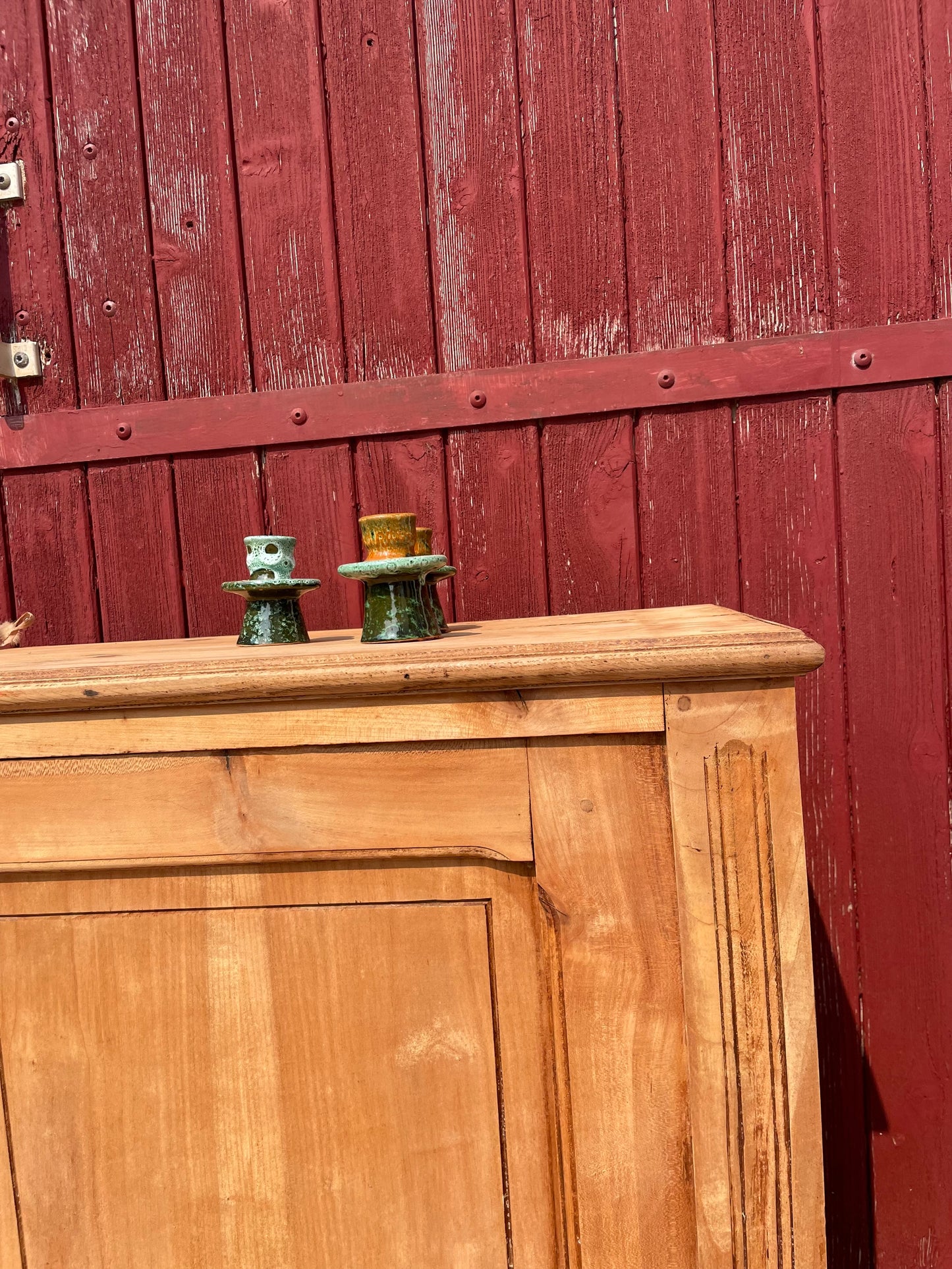 Buffet parisien  en  bois massif brut et décapé