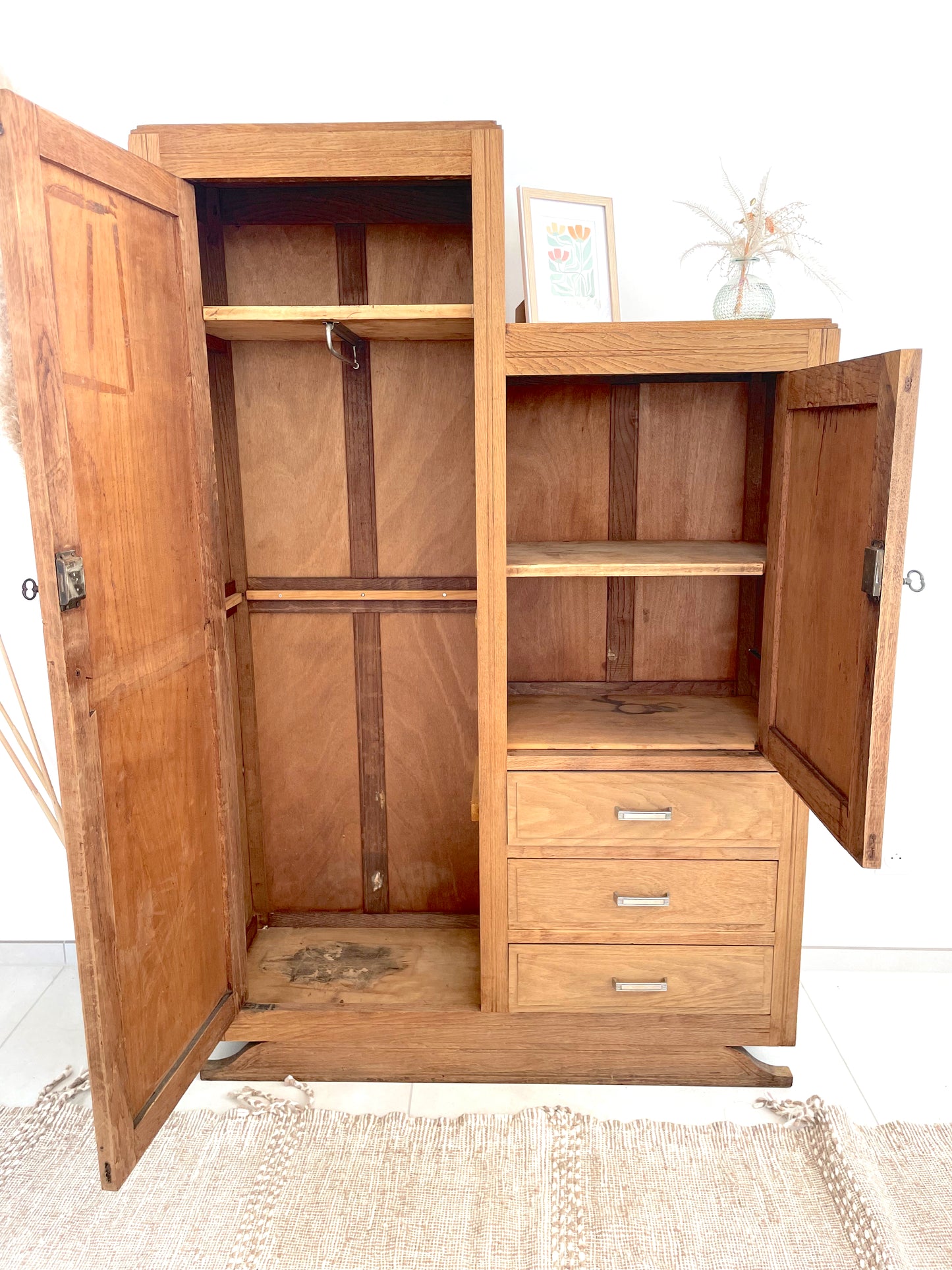 « Sym-Sym », Armoire Asymetrique Art deco bois brut