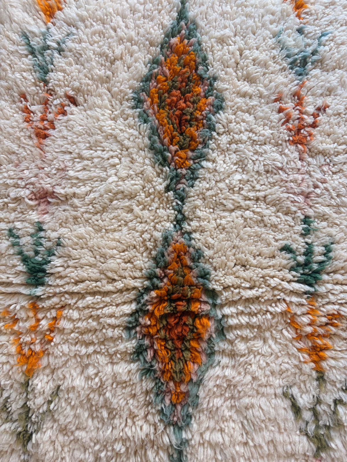 Tapis berbère Azilal en laine – Blanc, vert sauge & orange – 160 × 100 cm