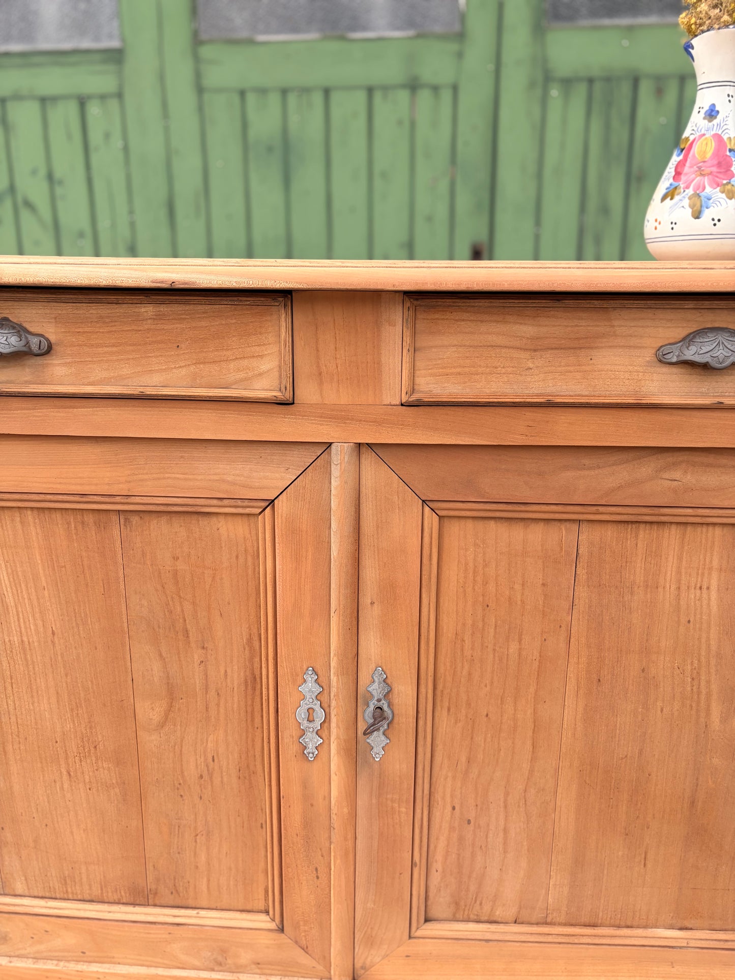 Buffet parisien vintage en bois massif – 2 portes, 2 tiroirs – 145 cm