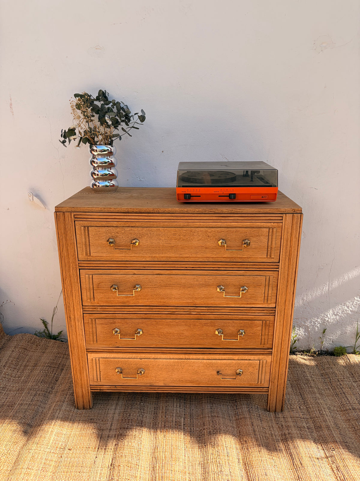 Commode vintage en bois – 4 tiroirs & poignées dorées – 85 cm